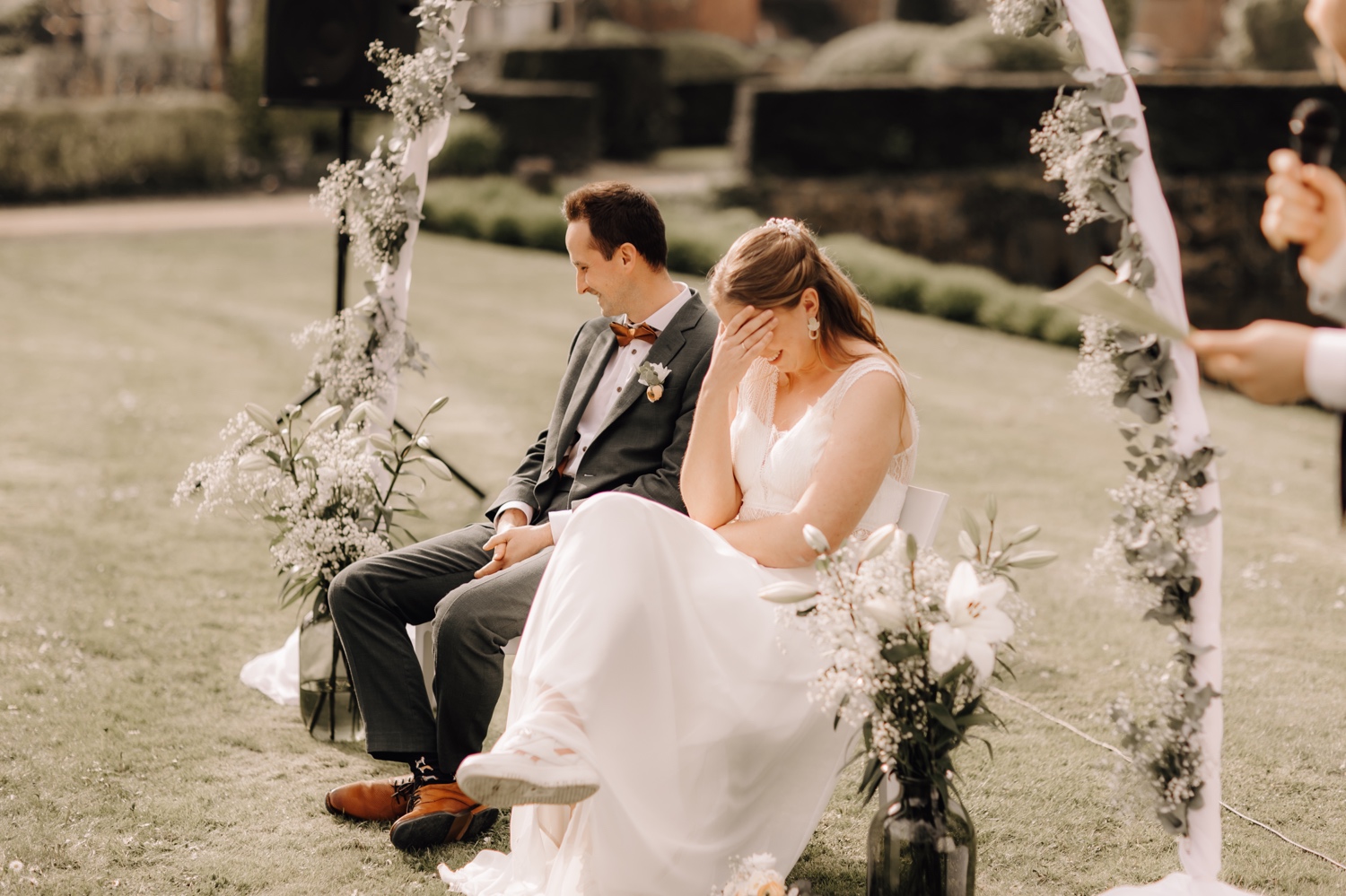Huwelijksfotograaf Limburg - bruid schaamt zich tijdens grappig moment