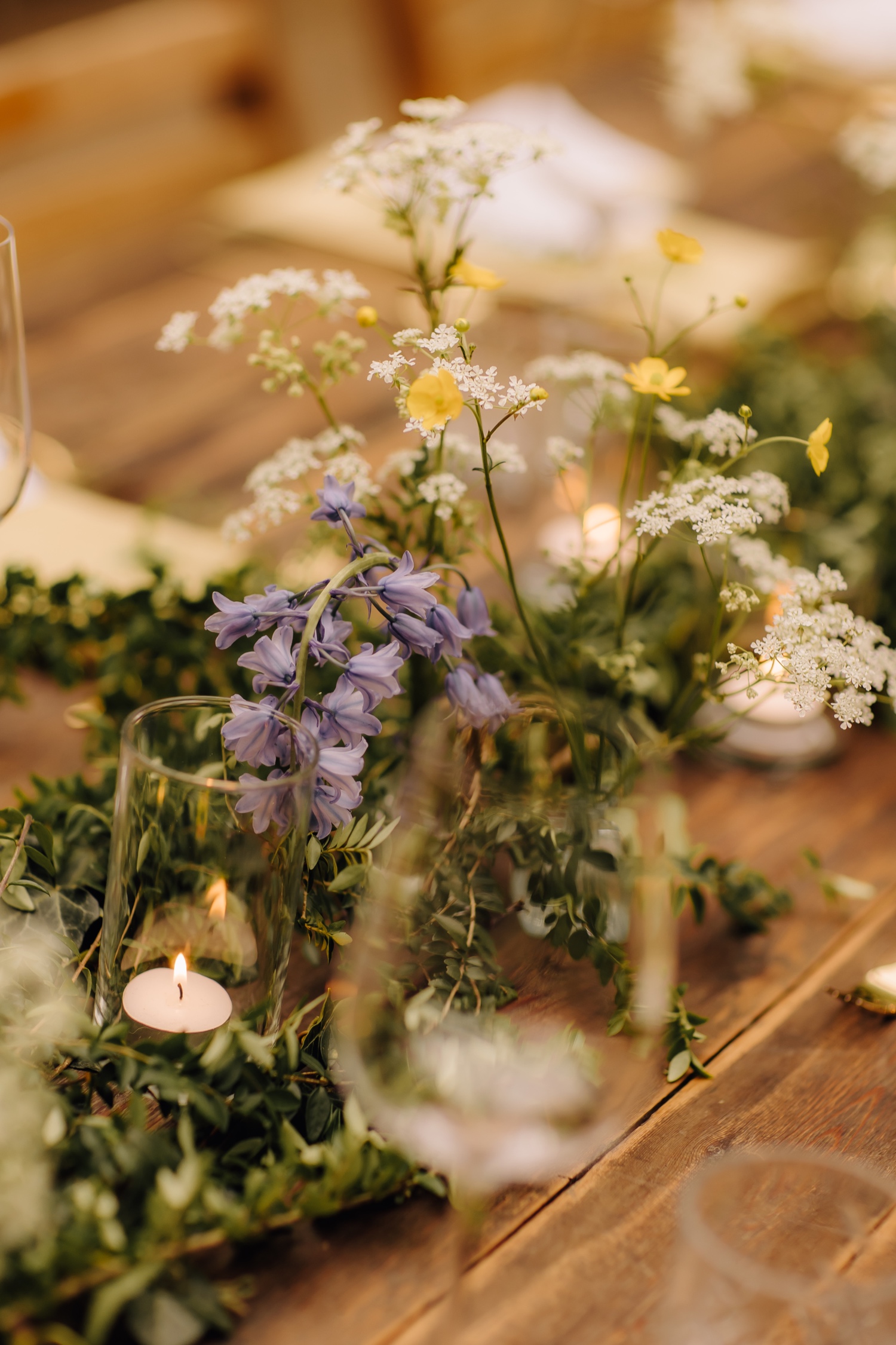 Huwelijksfotograaf Limburg - close-up van de bloemen op tafel