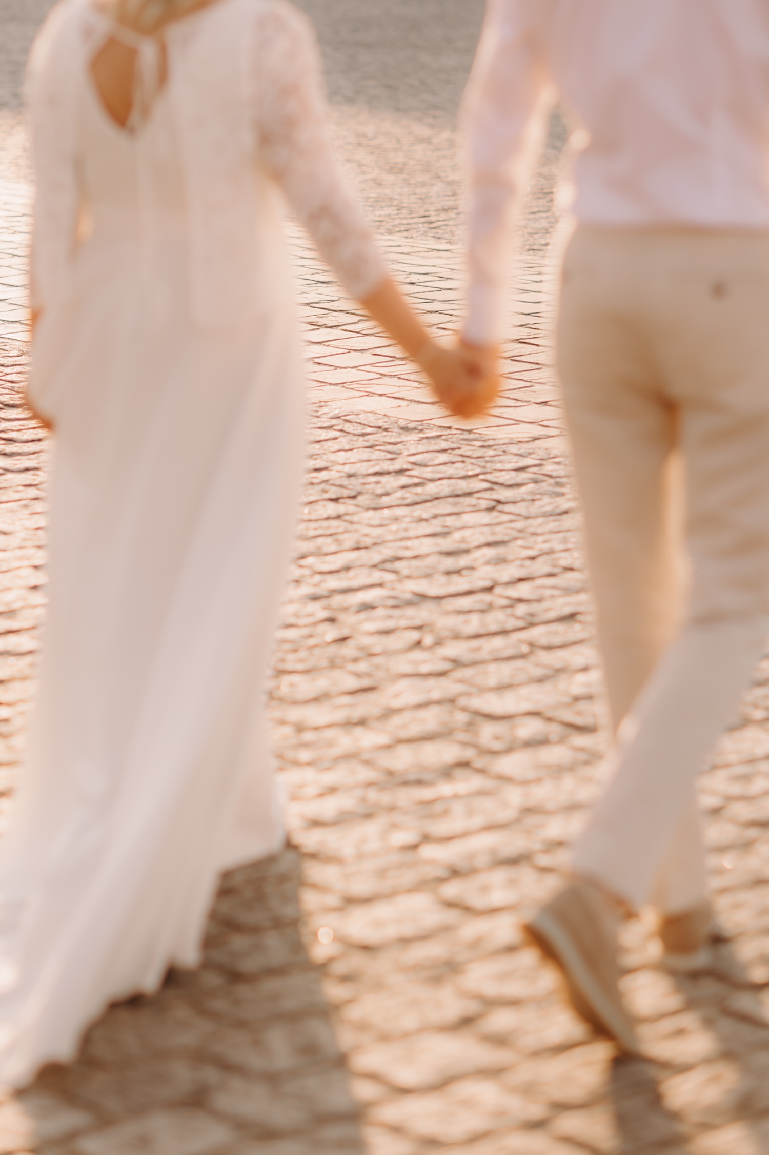 bruidspaar wandelt weg op binnenplein Herkenrode