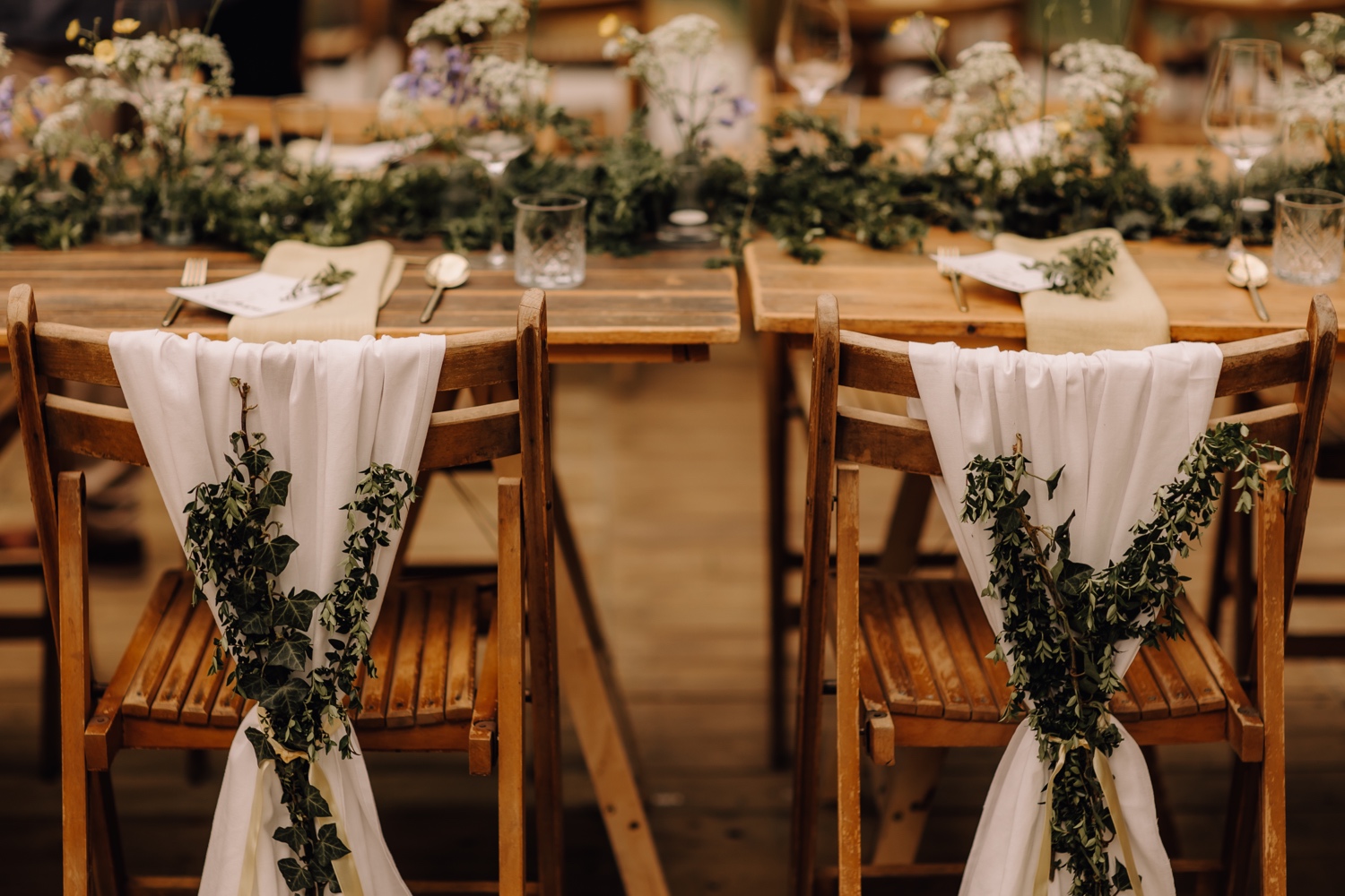 Huwelijksfotograaf Limburg - close-up van de stoelen van het bruidspaar