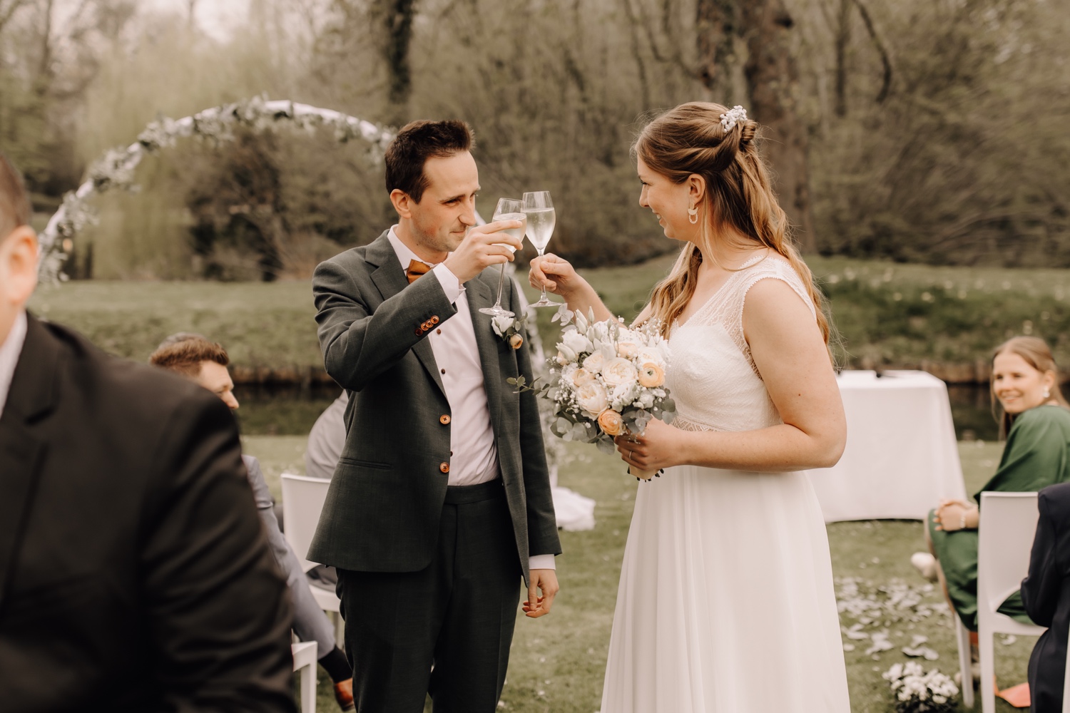 Huwelijksfotograaf Limburg - bruidspaar klinkt op het huwelijk