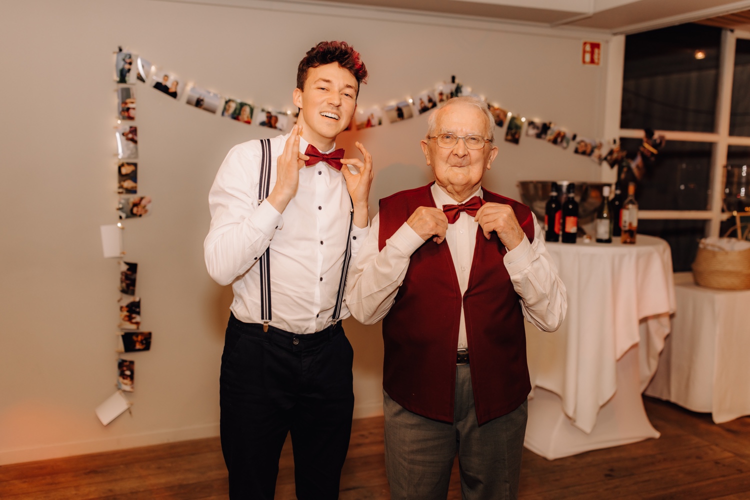 Huwelijksfotograaf Limburg - grootvader poseert met kleinzoon