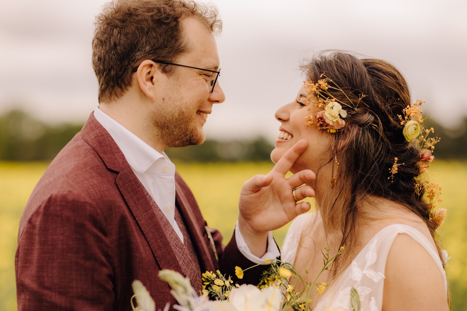 Huwelijksfotograaf Limburg - bruidspaar kijkt elkaar innig aan tijdens fotoshoot