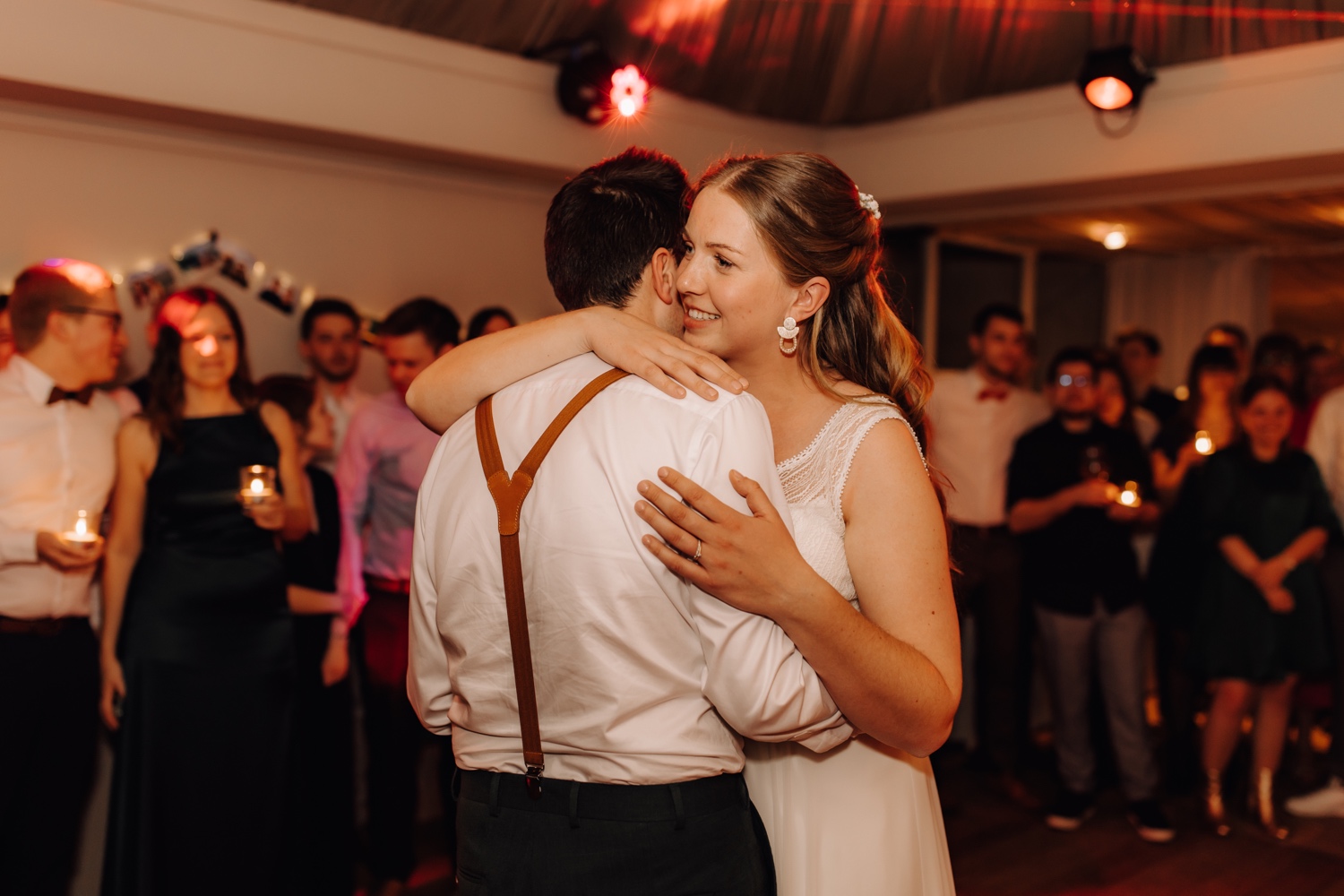 Huwelijksfotograaf Limburg - bruidspaar geniet van hun openingsdans