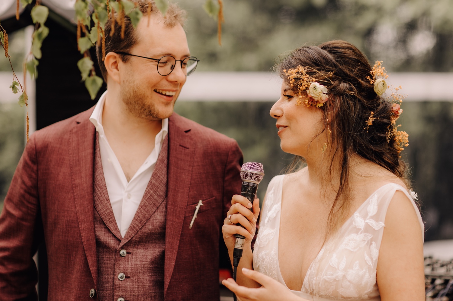 Huwelijksfotograaf Limburg - bruidspaar geeft speech