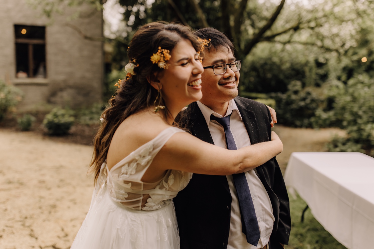 Huwelijksfotograaf Limburg - bruid knuffelt haar neef
