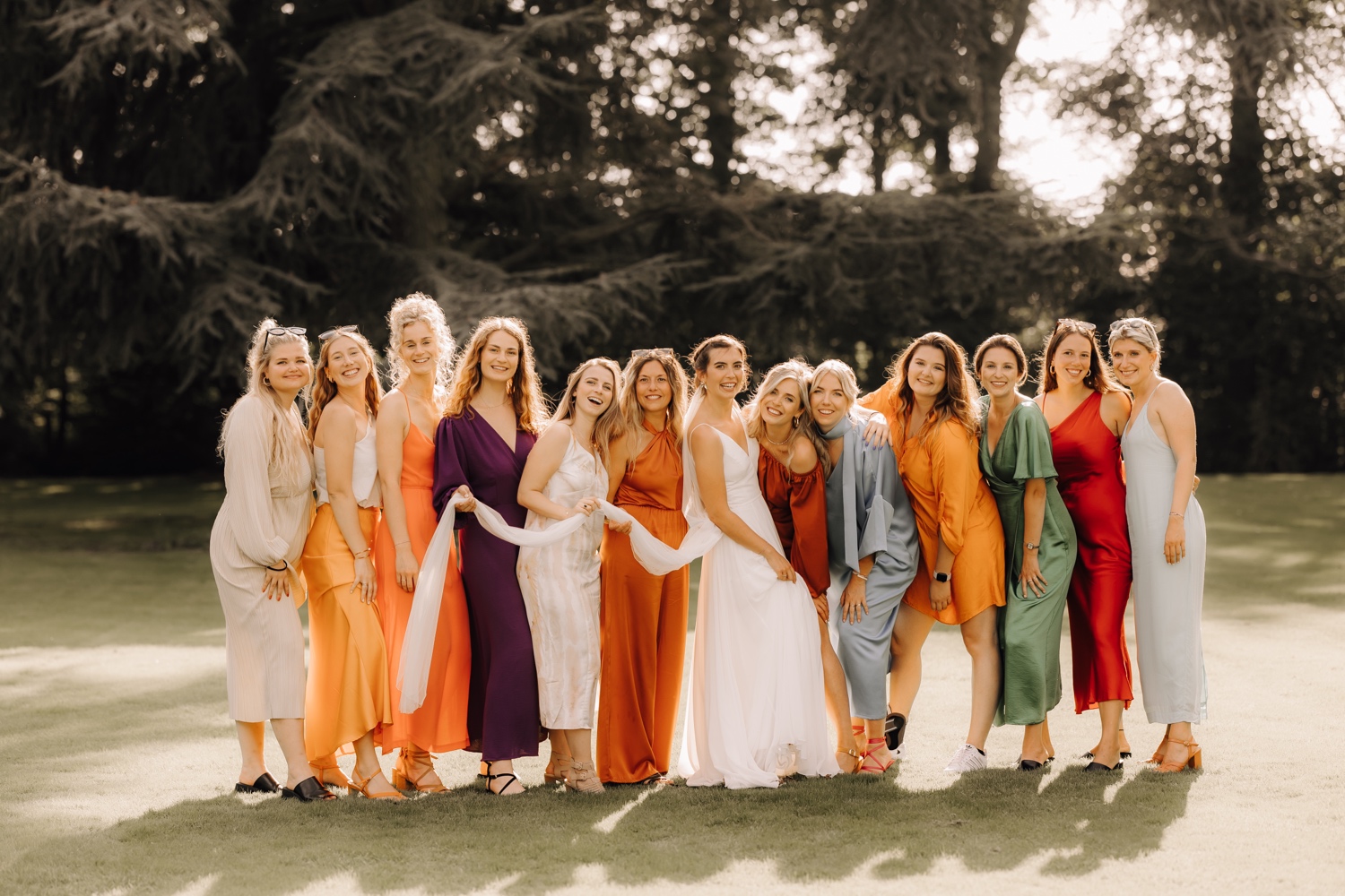groepsfoto van de bruidsmeisjes in de tuin