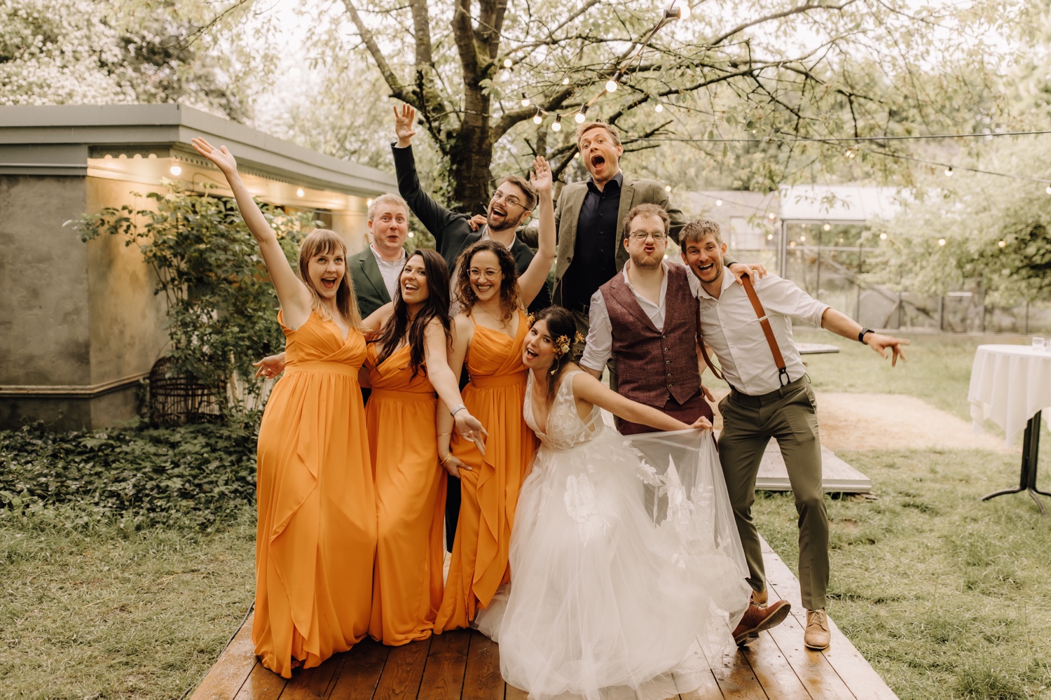 Huwelijksfotograaf Limburg - bruidspaar poseert grappig met vrienden
