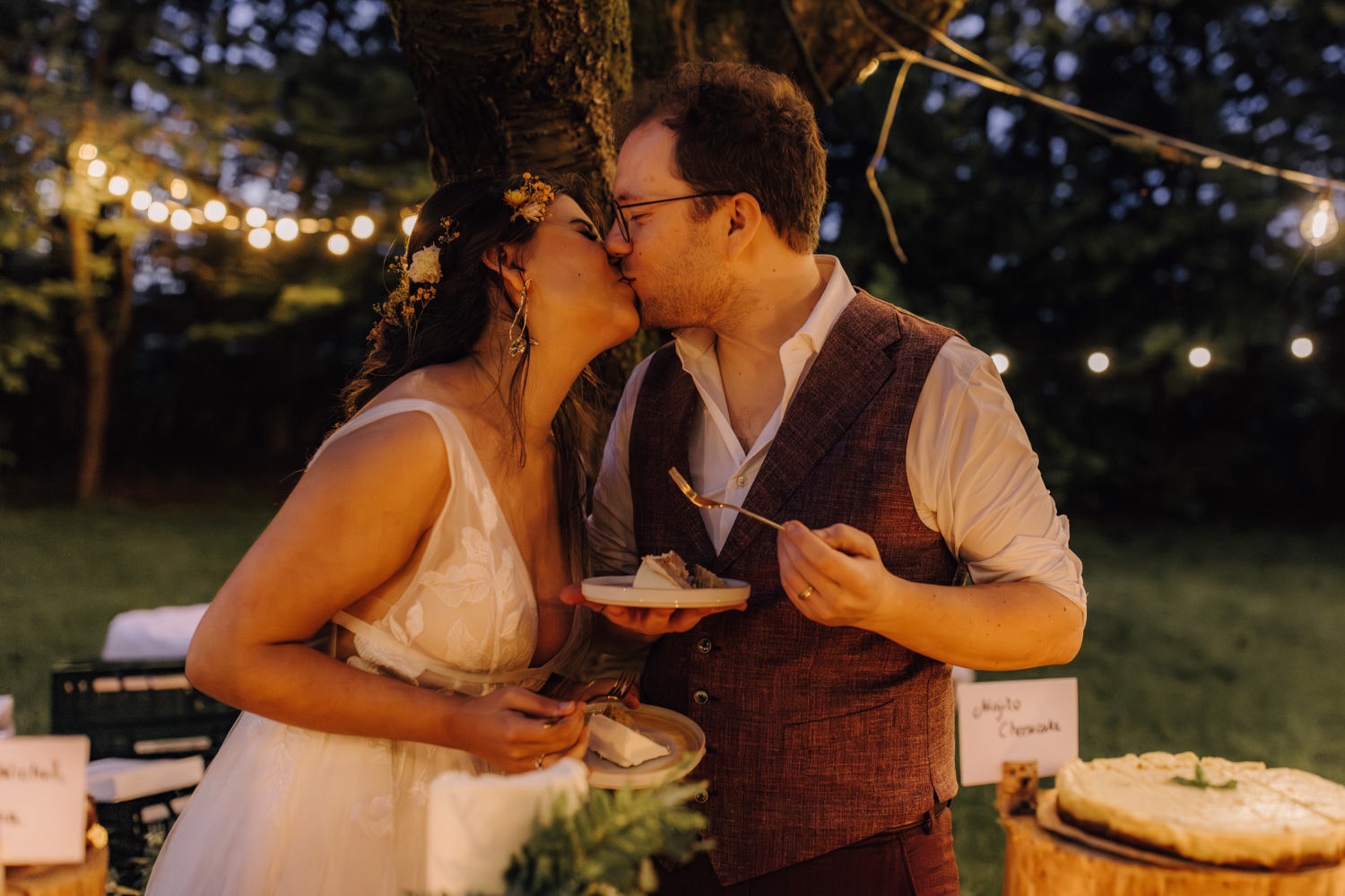 Huwelijksfotograaf Limburg - bruidspaar kust elkaar