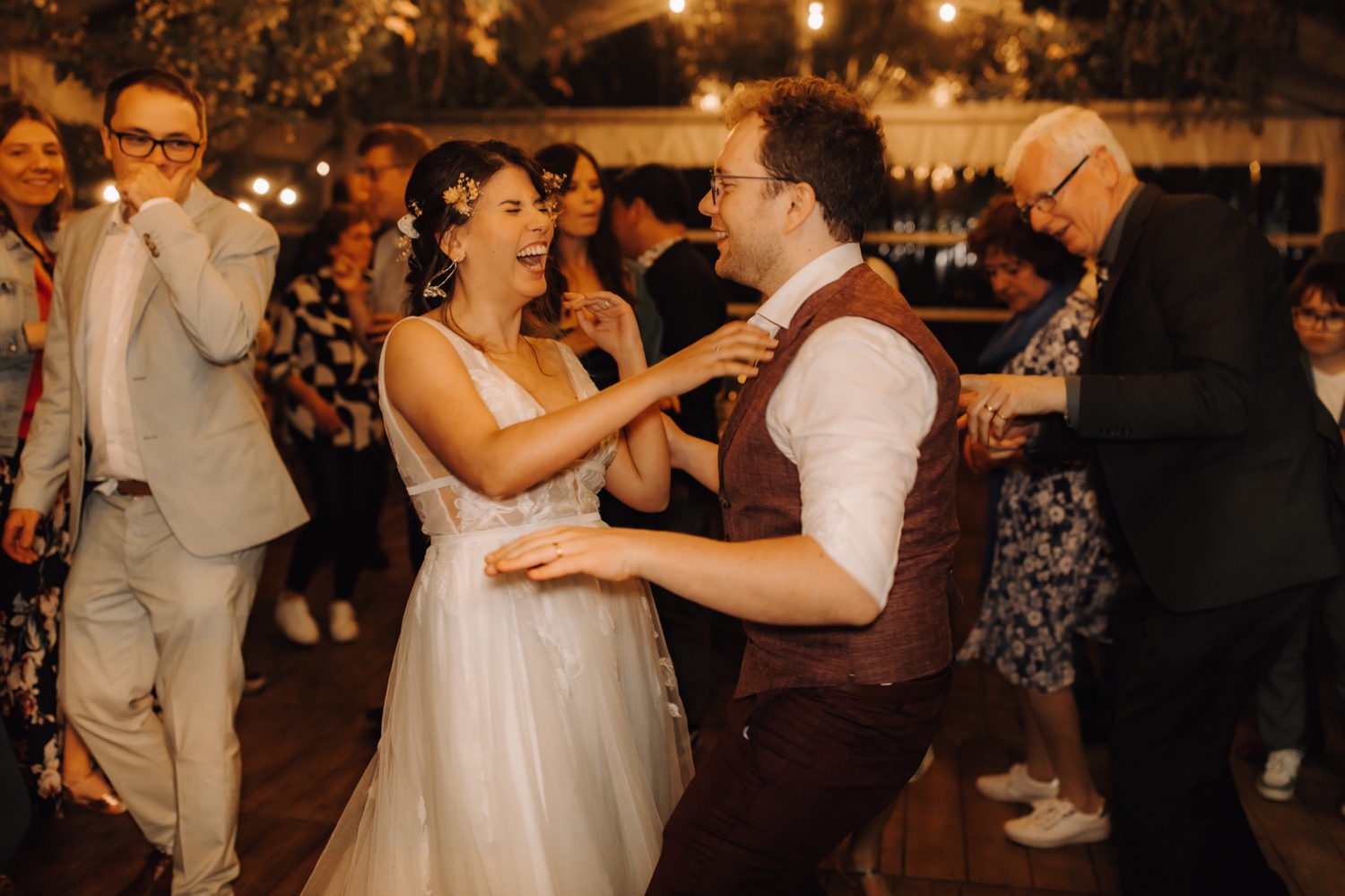 Huwelijksfotograaf Limburg - bruidspaar danst tijdens openingsdans