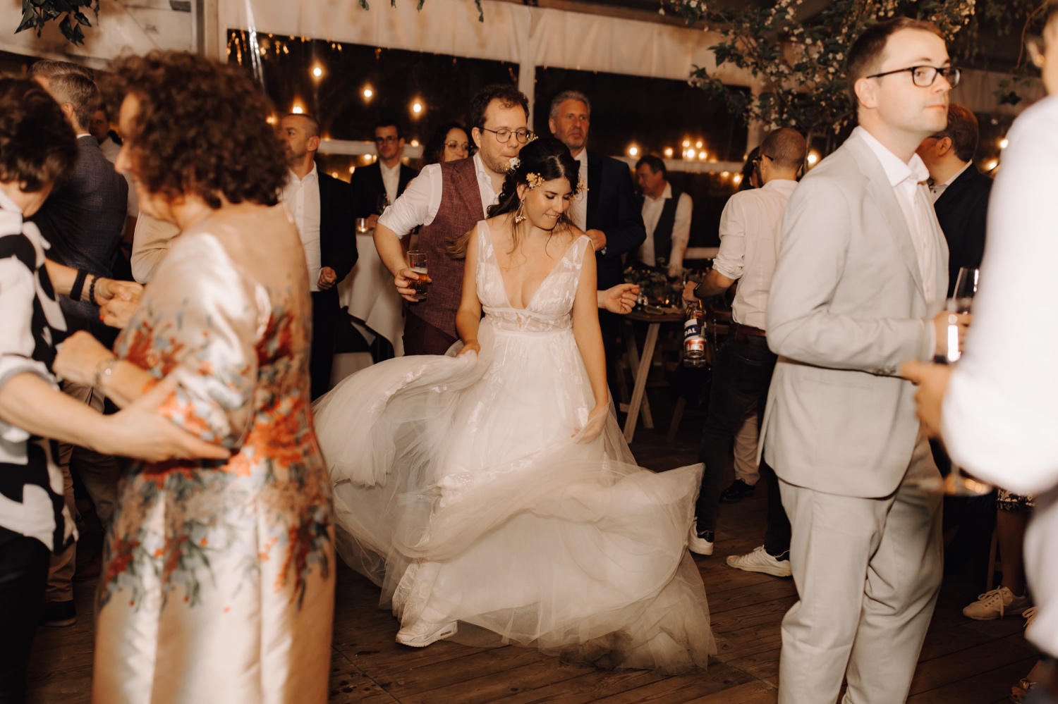 Huwelijksfotograaf Limburg - bruid zwiert met jurk over de dansvloer