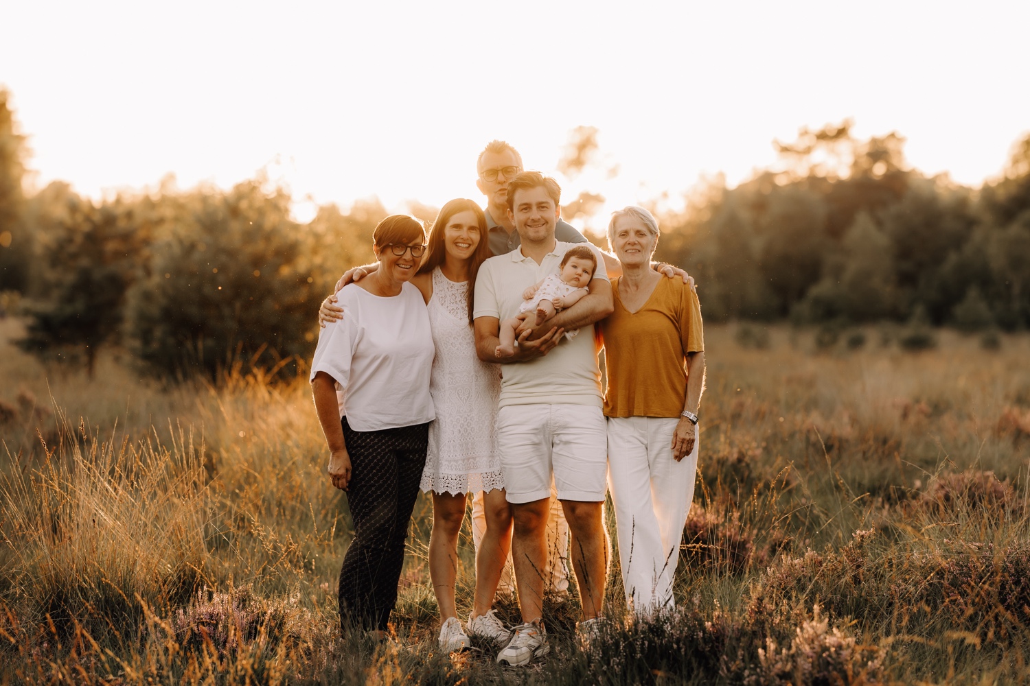 familie poseert samen tijdens zonsondergang in de Kalmthoutse Heide