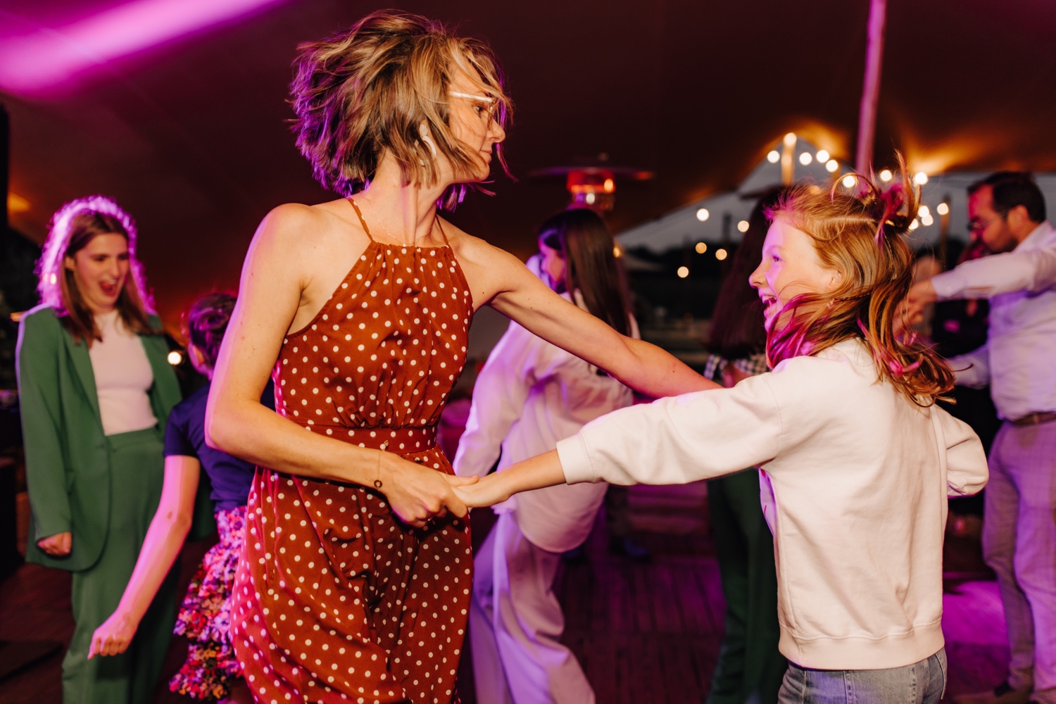 getuige bruid danst met haar dochter tijdens dansfeest