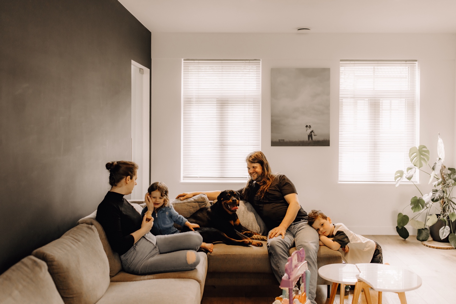 Gezinsfotograaf Limburg - gezin zit samen met de hond in de zetel