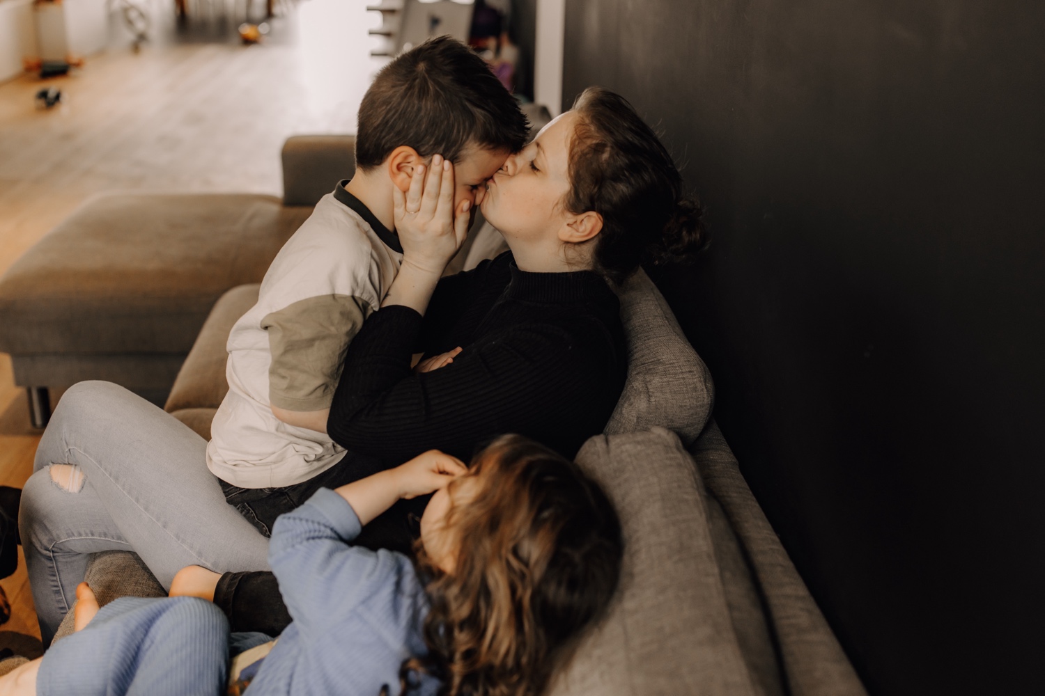 Gezinsfotograaf Limburg - mama kust haar zoontje op de neus