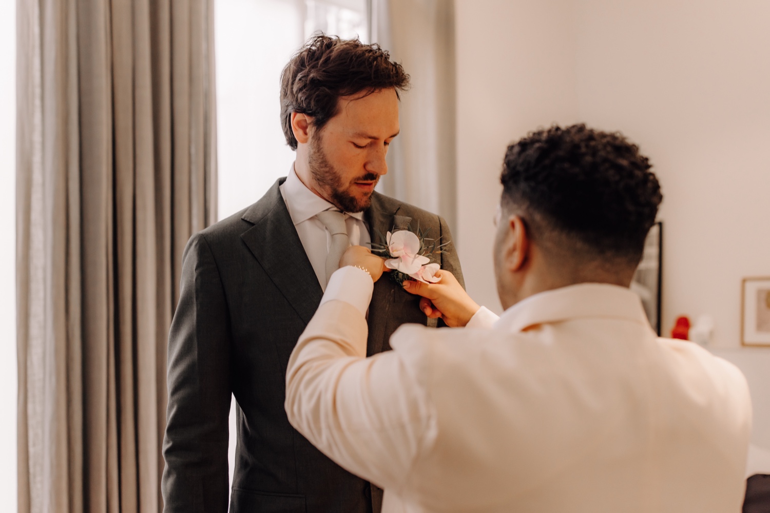 Huwelijksfotograaf Antwerpen - bruidegom maakt zich klaar in hotel Julien te Antwerpen