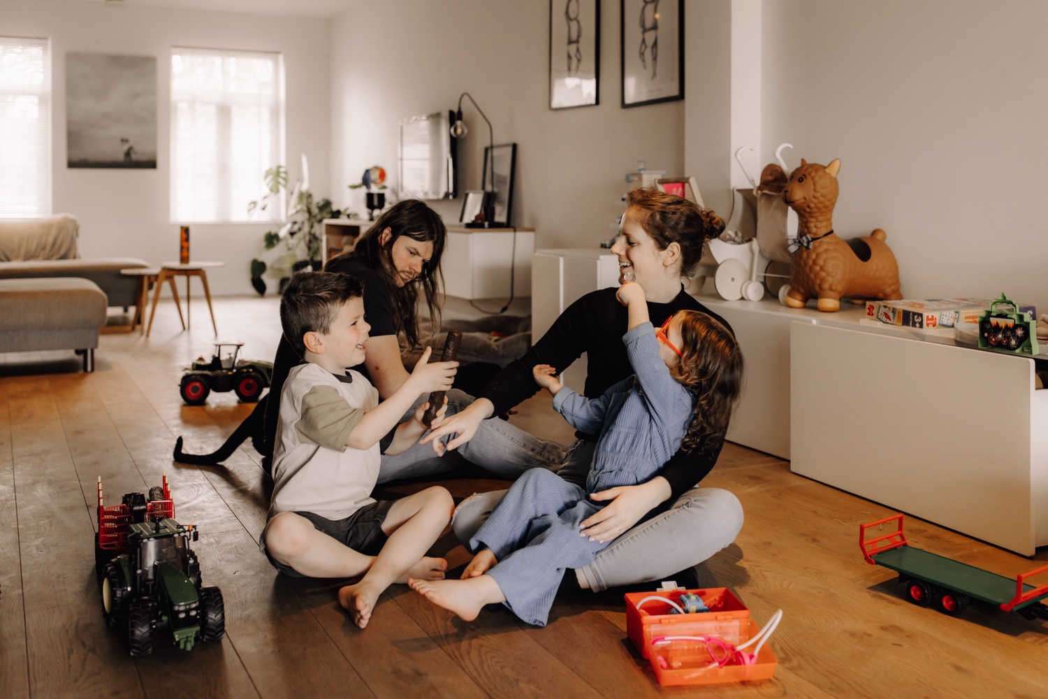Gezinsfotograaf Limburg - gezin speelt samen op de grond in de living