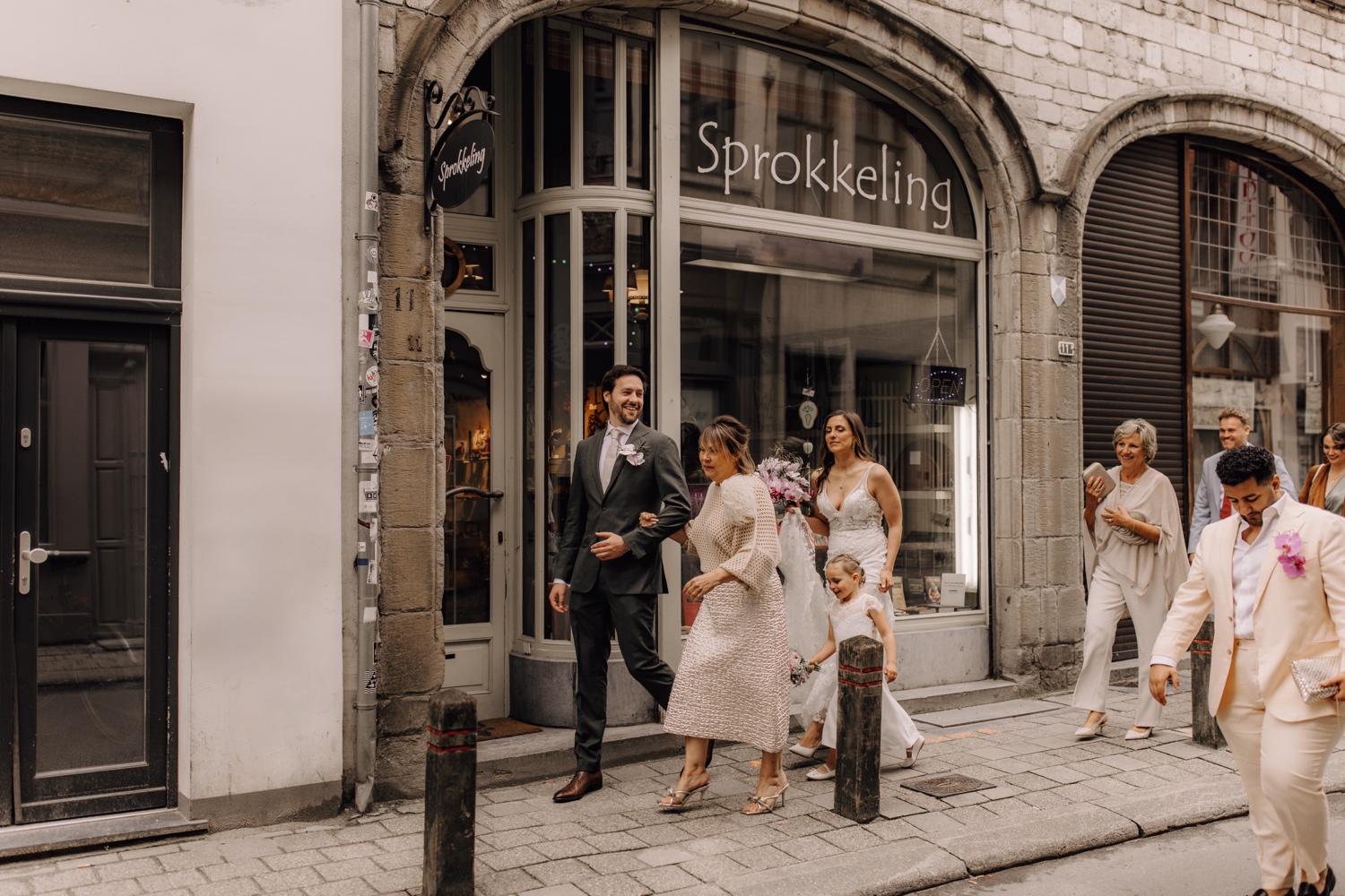 Huwelijksfotograaf Antwerpen - suite wandelt richting stadhuis in Antwerpen