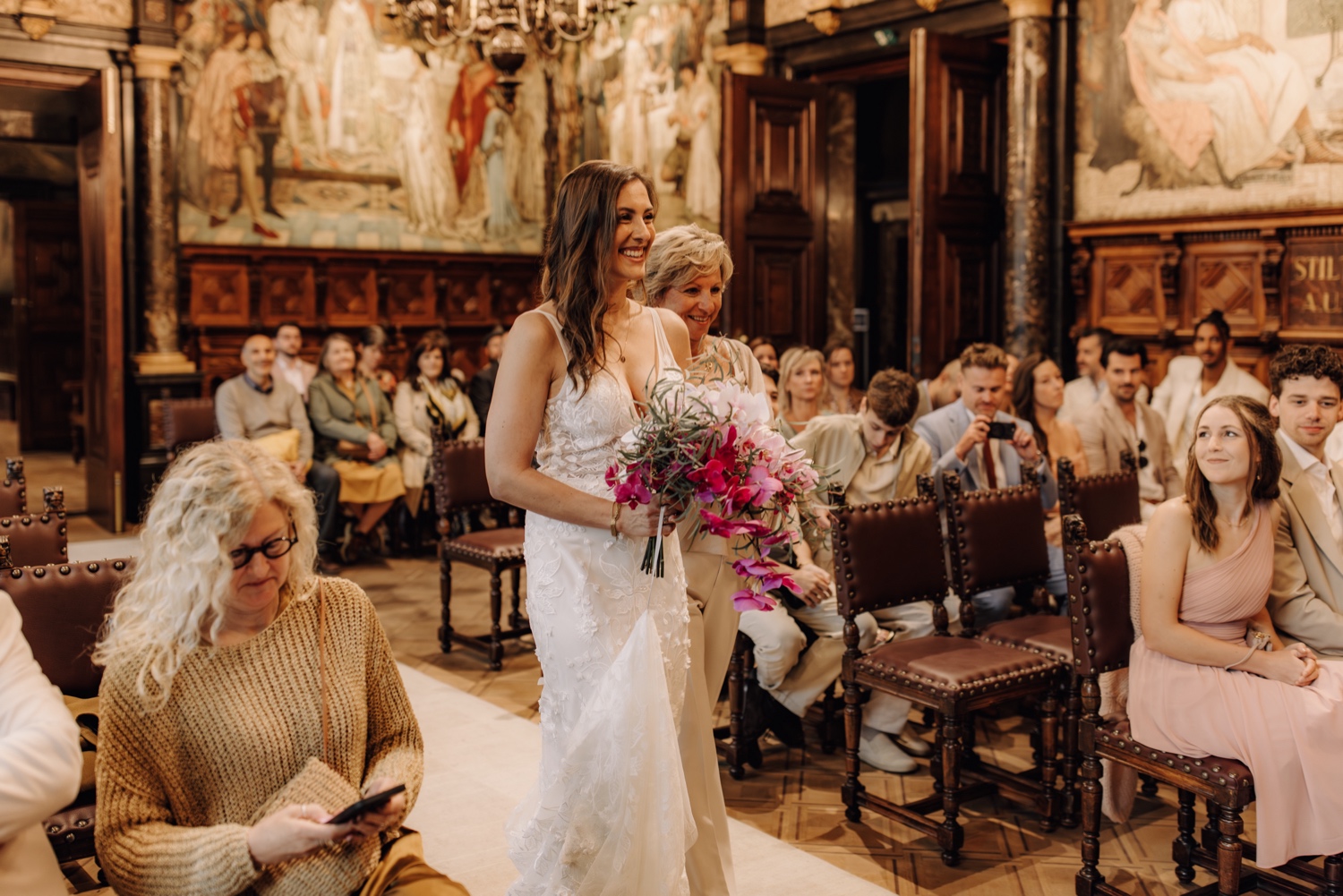 Huwelijksfotograaf Antwerpen - bruid wandelt het gangpad in tijdens ceremonie in het Antwerpse stadhuis