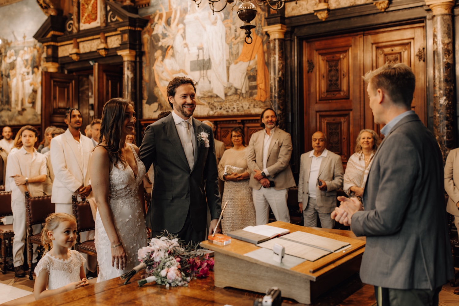 Huwelijksfotograaf Antwerpen - bruidspaar geeft elkaar het jawoord in het stadhuis van Antwerpen