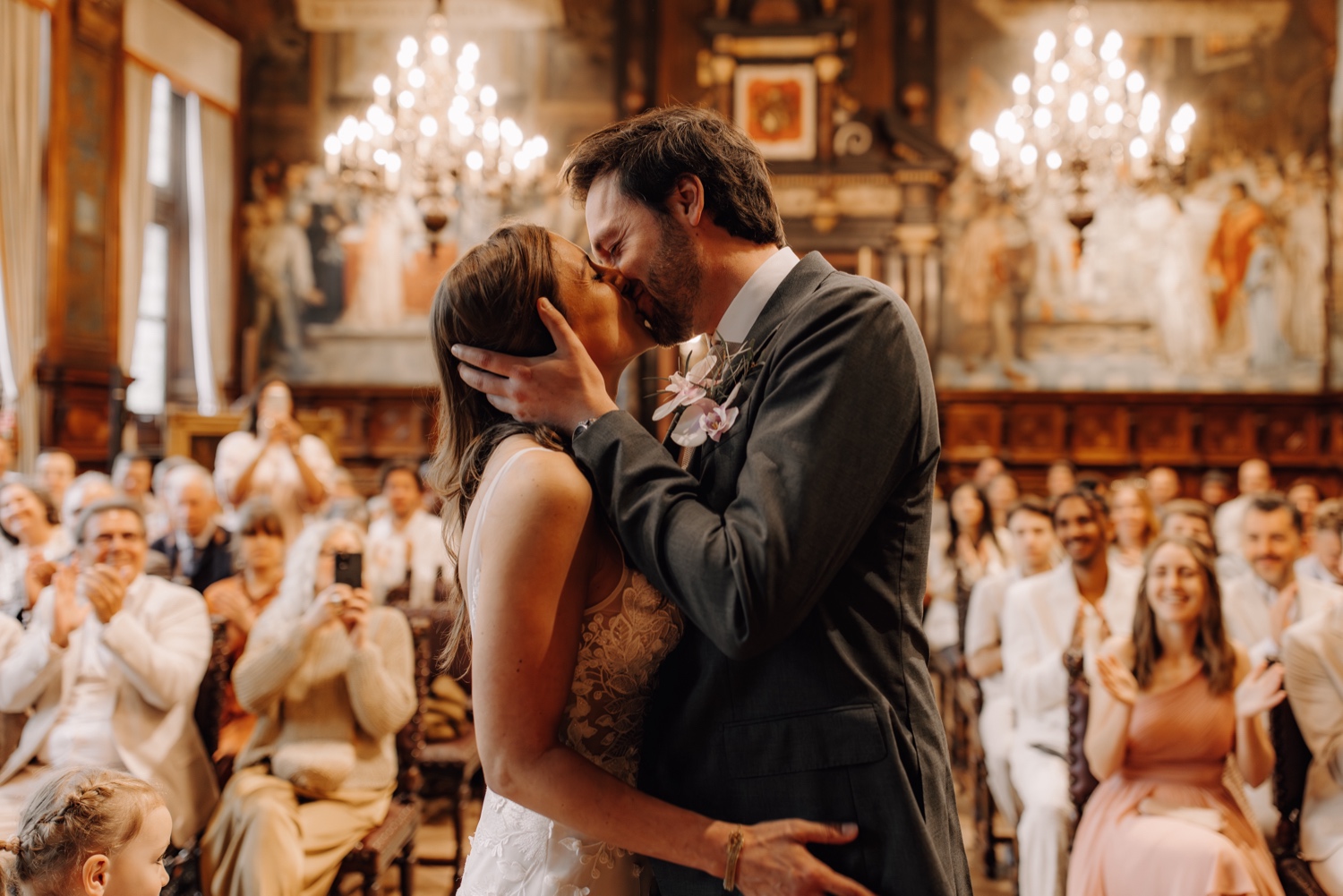 Huwelijksfotograaf Antwerpen - bruidspaar kust elkaar in stadhuis van Antwerpen