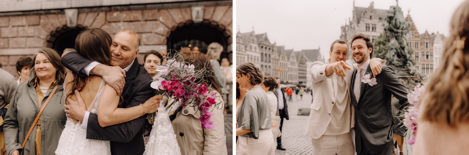 Huwelijksfotograaf Antwerpen - gasten feliciteren bruidspaar voor het stadhuis van Antwerpen