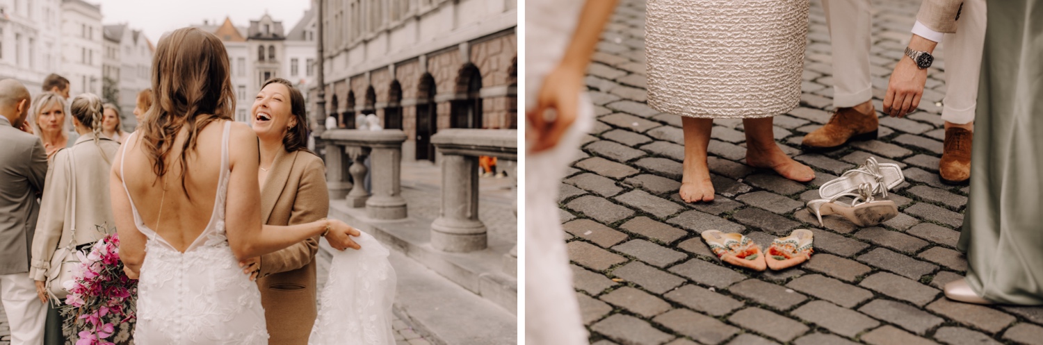 Huwelijksfotograaf Antwerpen - mama van de bruid gooit haar schoenen uit voor het stadhuis van Antwerpen