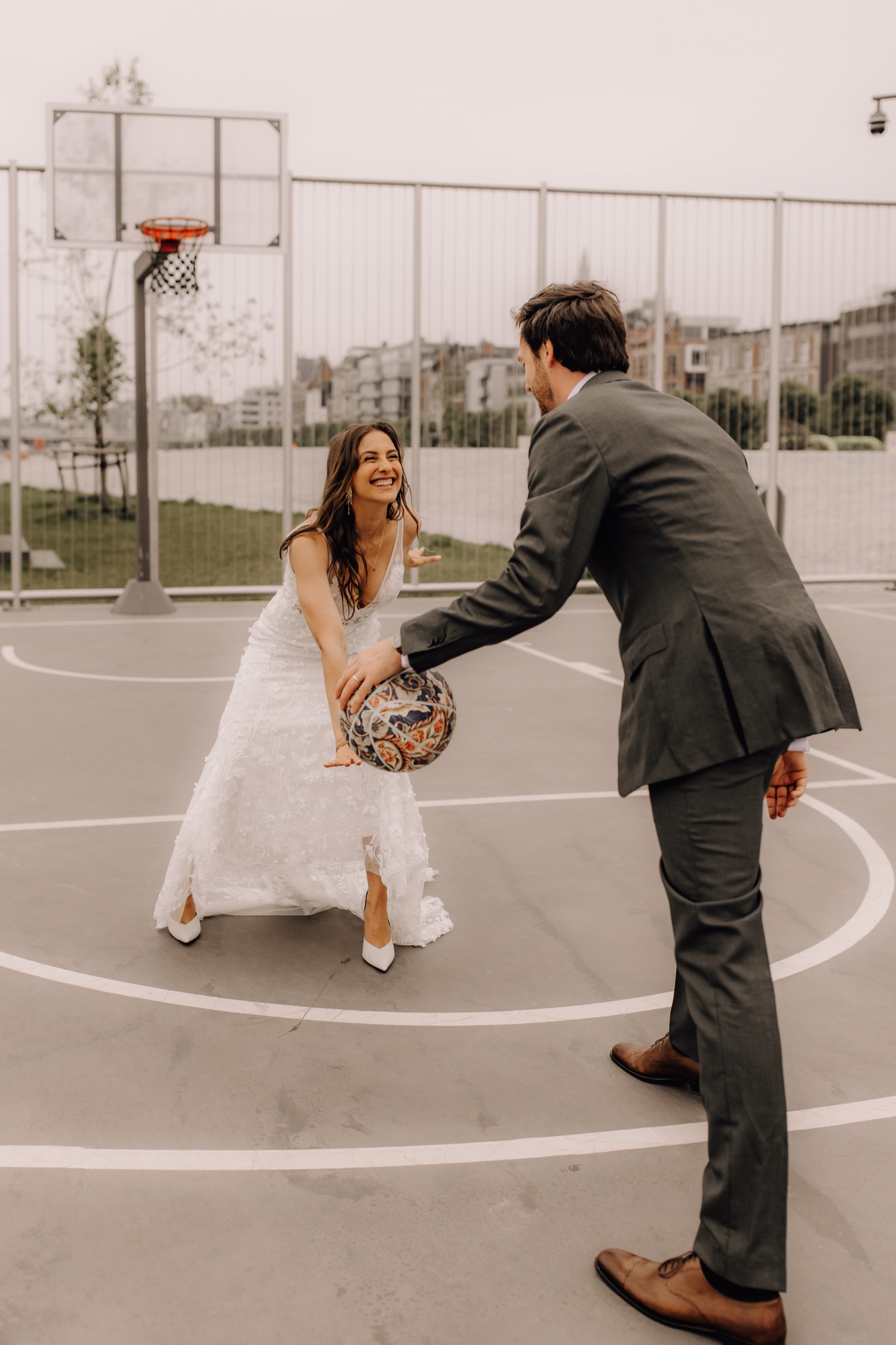 Huwelijksfotograaf Antwerpen - Thierry Mariën speelt een potje basket met zijn bruid