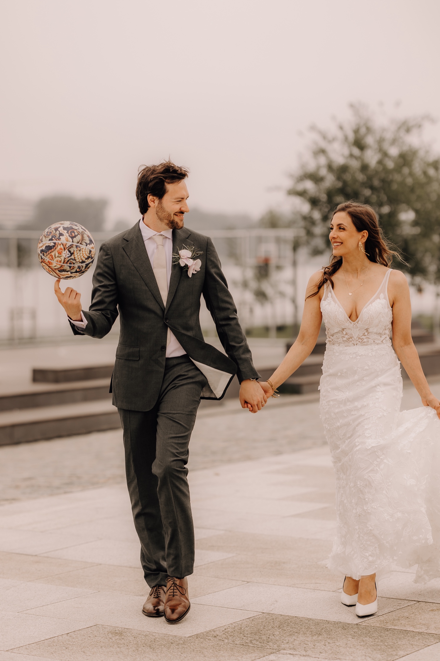 Huwelijksfotograaf Antwerpen - Thierry Mariën en zijn bruid wandelen door Antwerpen met hun gepersonaliseerde basketbal