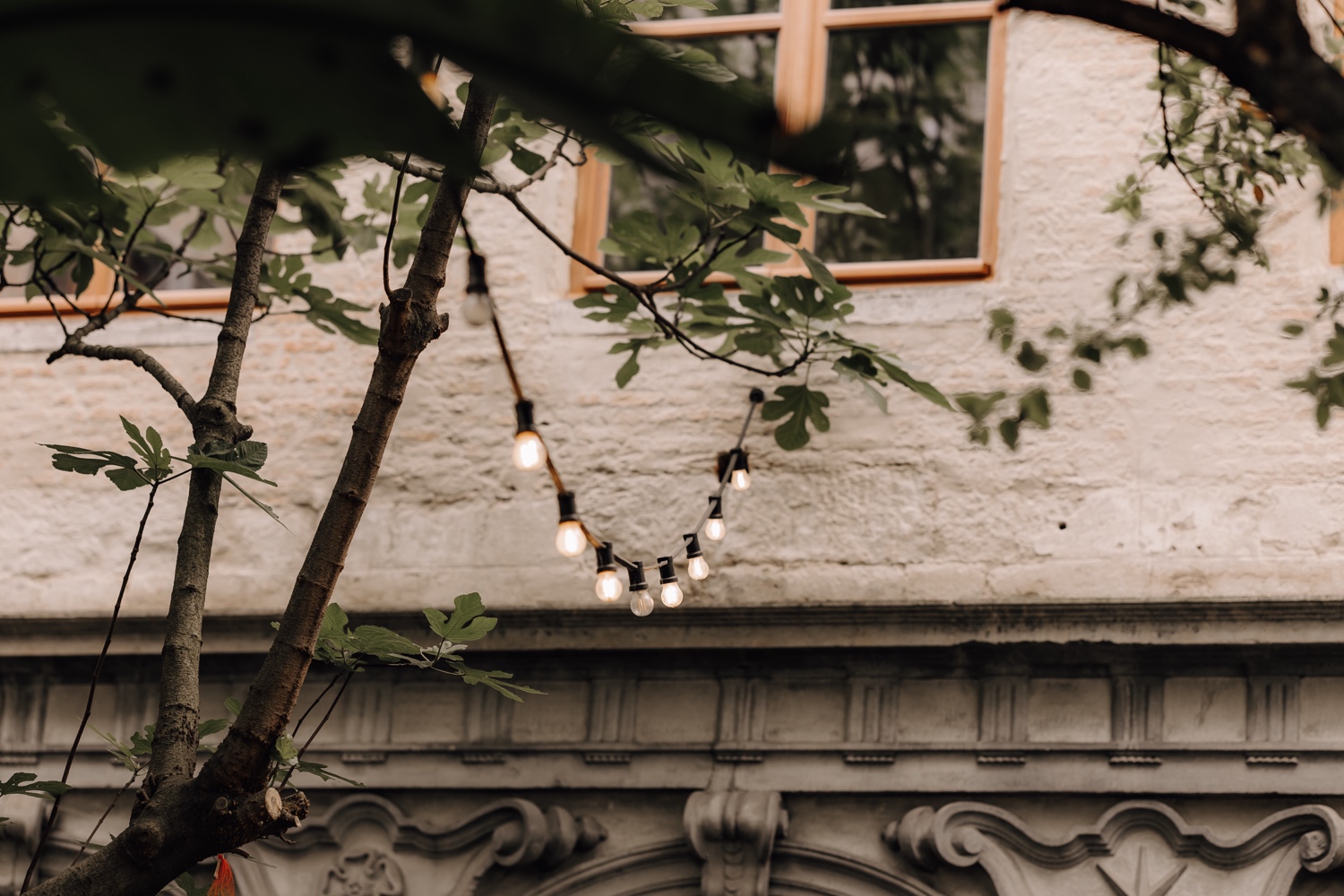 Huwelijksfotograaf Antwerpen - detail van de lampjes in Raapstraat 20