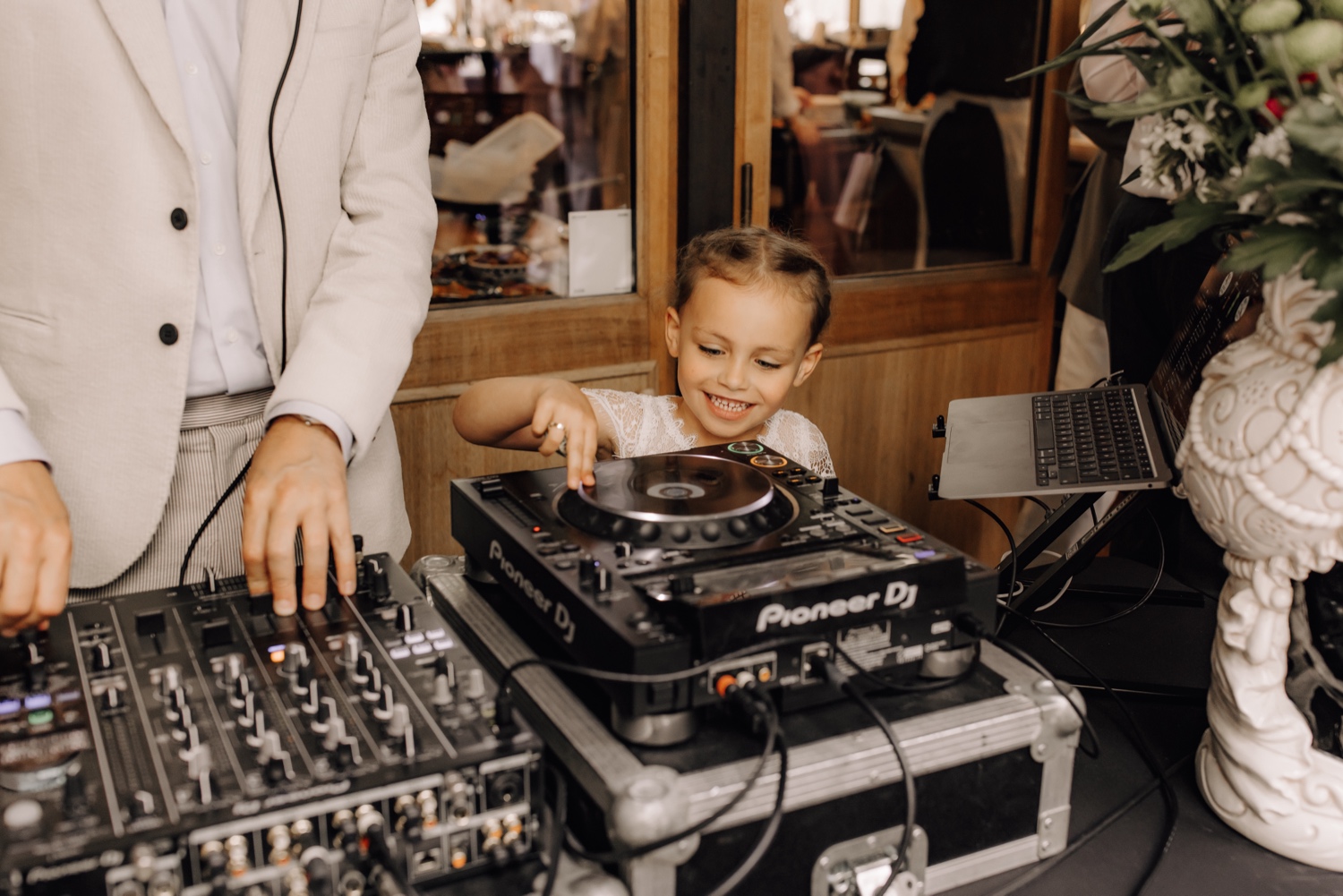 Huwelijksfotograaf Antwerpen - dochter van de bruid mag van de dj even draaien