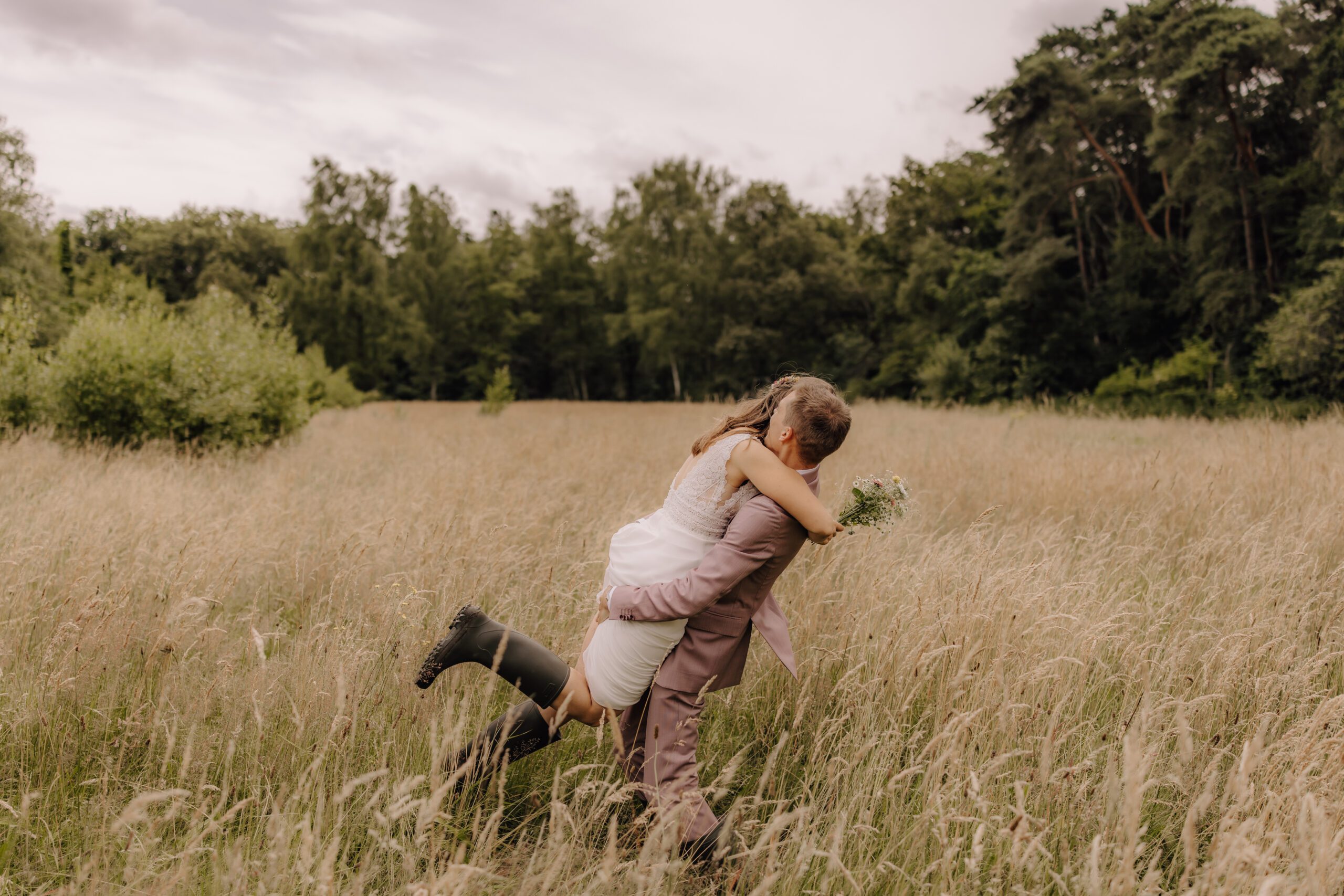 Huwelijksfotografie voor avontuurlijke koppels tussen de graanvelden