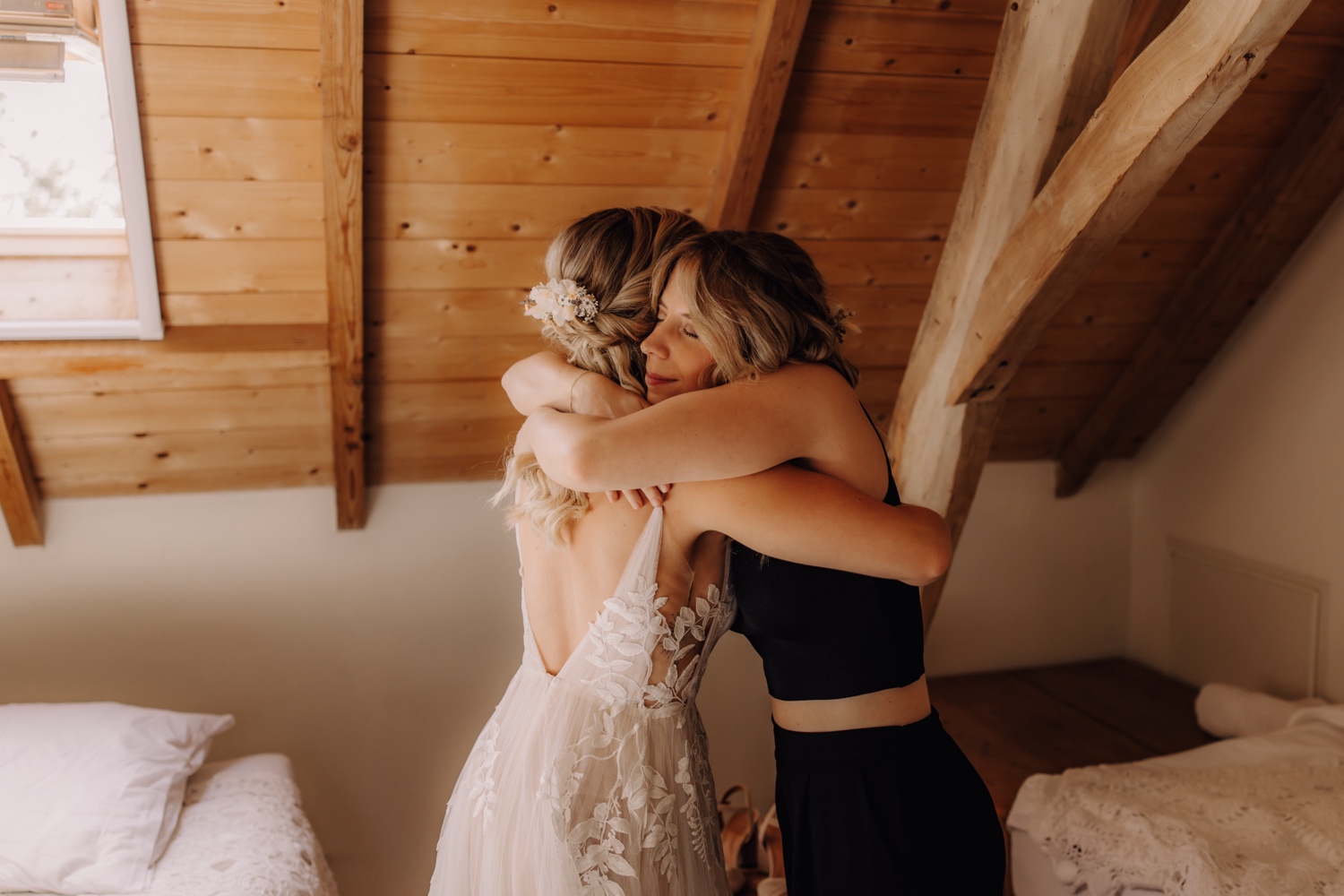 Zomers huwelijk op unieke landelijke locatie in Horebeke - bruid knuffelt met haar tweelingzus vlak voor de first look met haar partner