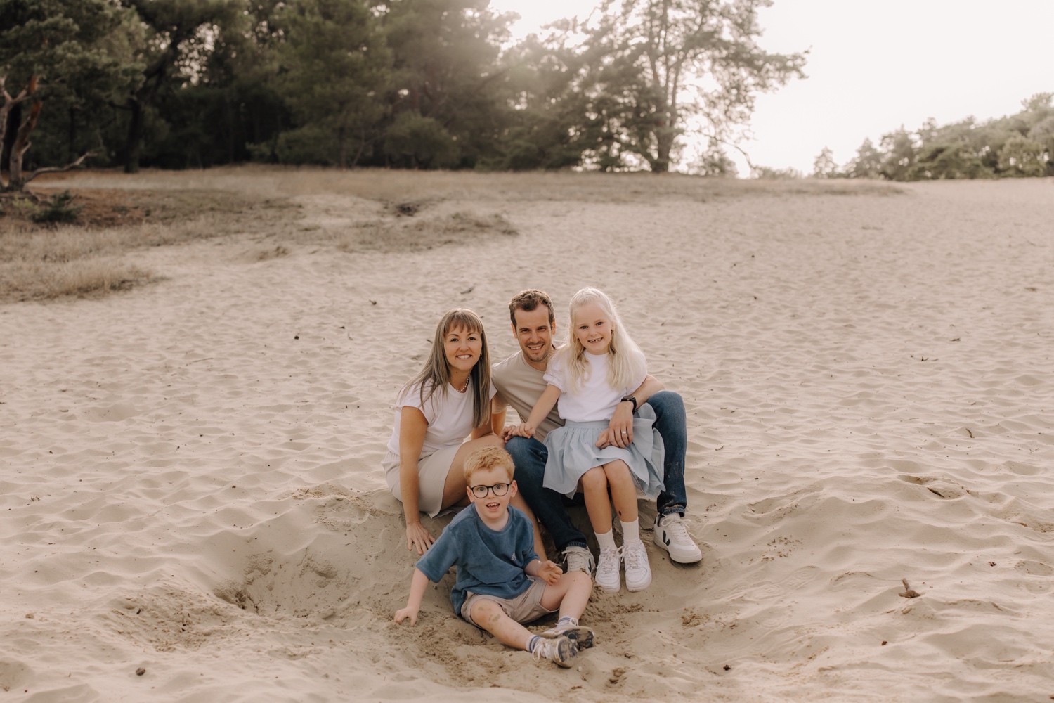 gezin poseert in het zand in Hechtel