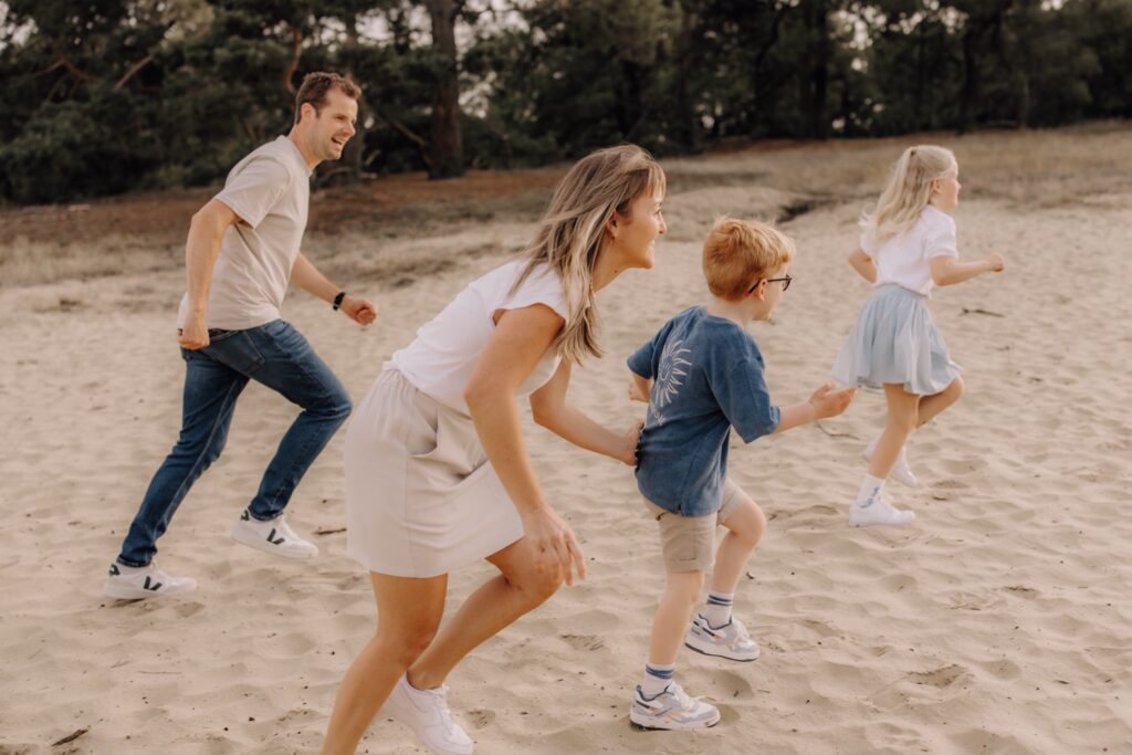 familie loopt door het zand in de Hechtelse duinen