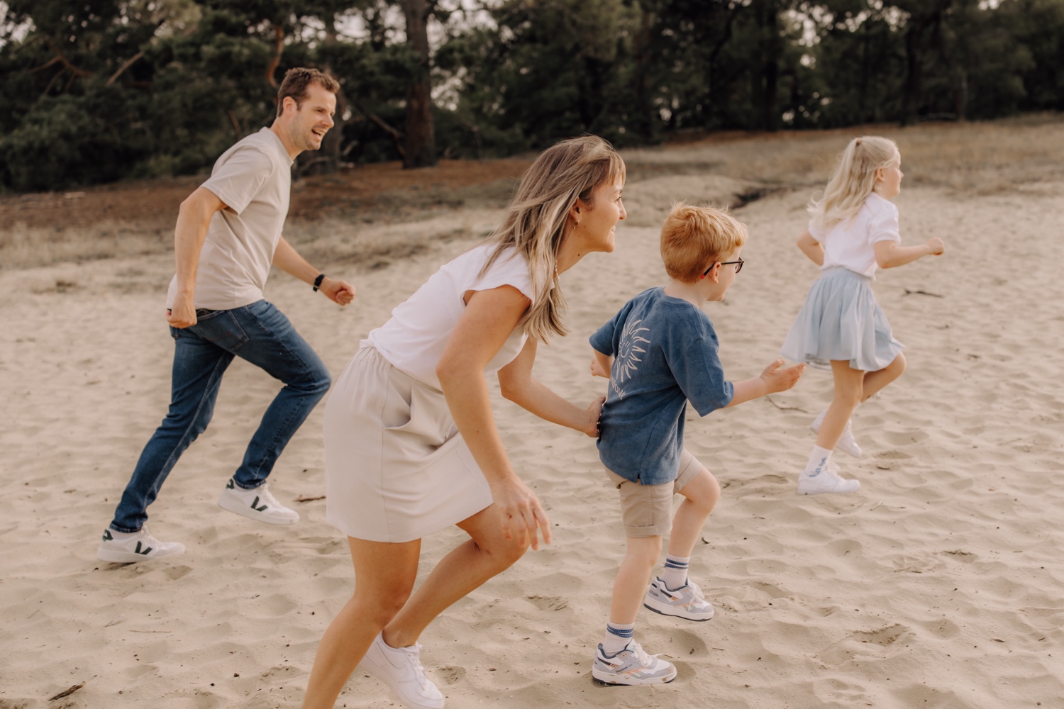 gezin loopt door het zand in de Hechtelse duinen