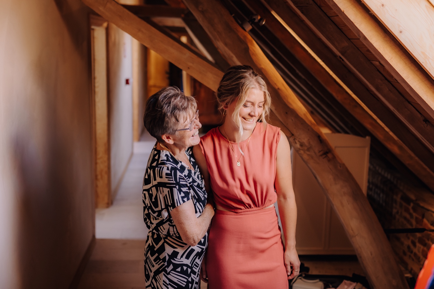 Zomers huwelijk op unieke landelijke locatie in Horebeke - zus van de bruidegom maakt zich klaar samen met de oma