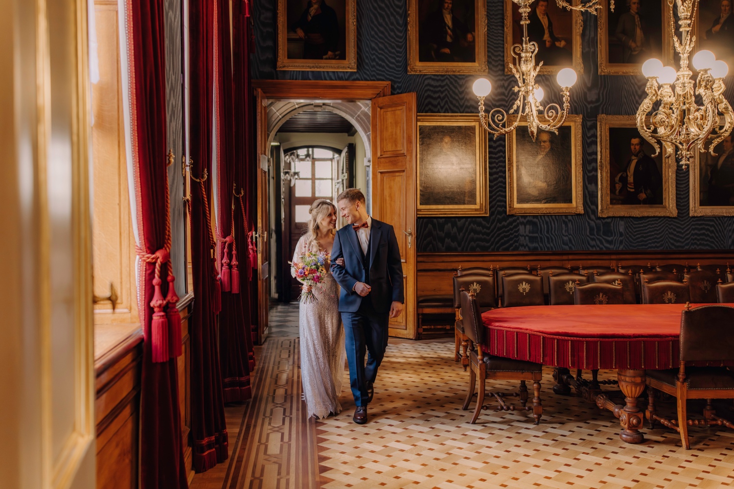 bruidspaar wandelt stadhuis van Leuven binnen