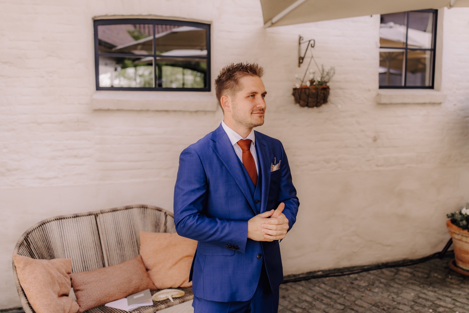 Zomers huwelijk op unieke landelijke locatie in Horebeke - bruidegom wacht op zijn bruid tijdens ceremonie