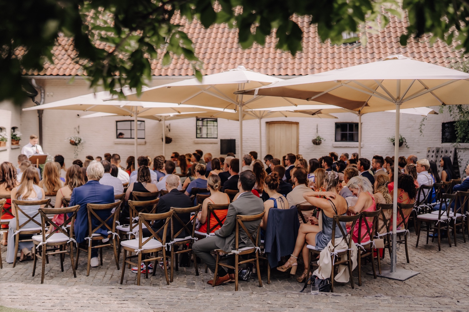 Zomers huwelijk op unieke landelijke locatie in Horebeke - overzichtsfoto van de ceremonie bij 'T verstand van leven