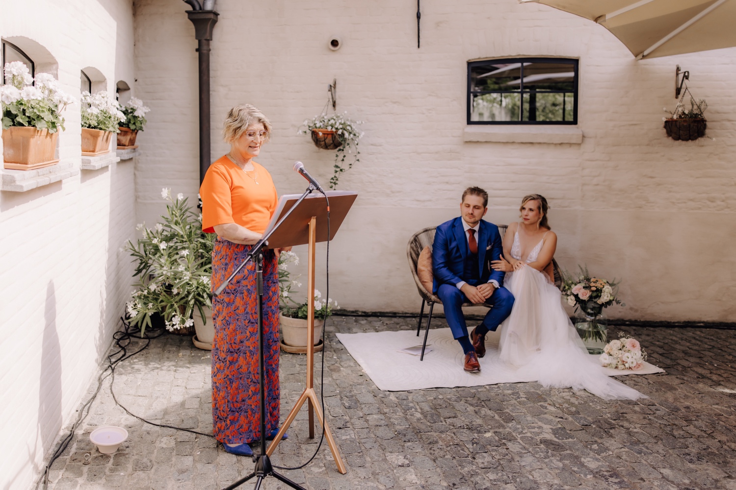 Zomers huwelijk op unieke landelijke locatie in Horebeke - moeder van de bruidegom geeft speech tijdens ceremonie