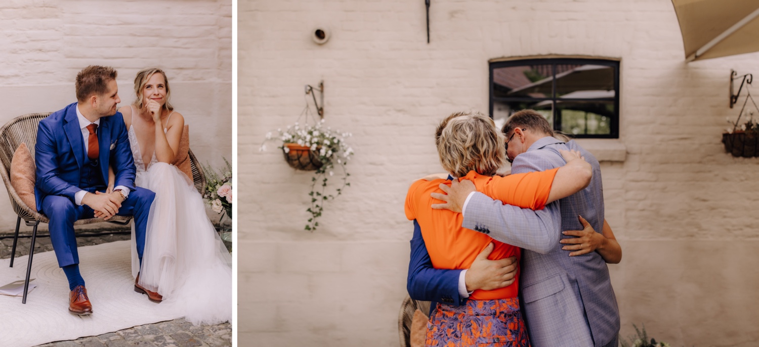 Zomers huwelijk op unieke landelijke locatie in Horebeke - bruidspaar omhelst ouders van bruidegom tijdens ceremonie