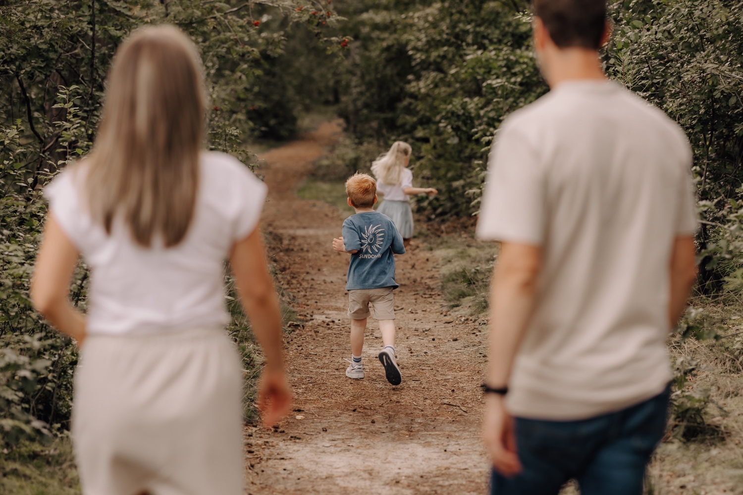 kinderen lopen het bos in in Hechtel