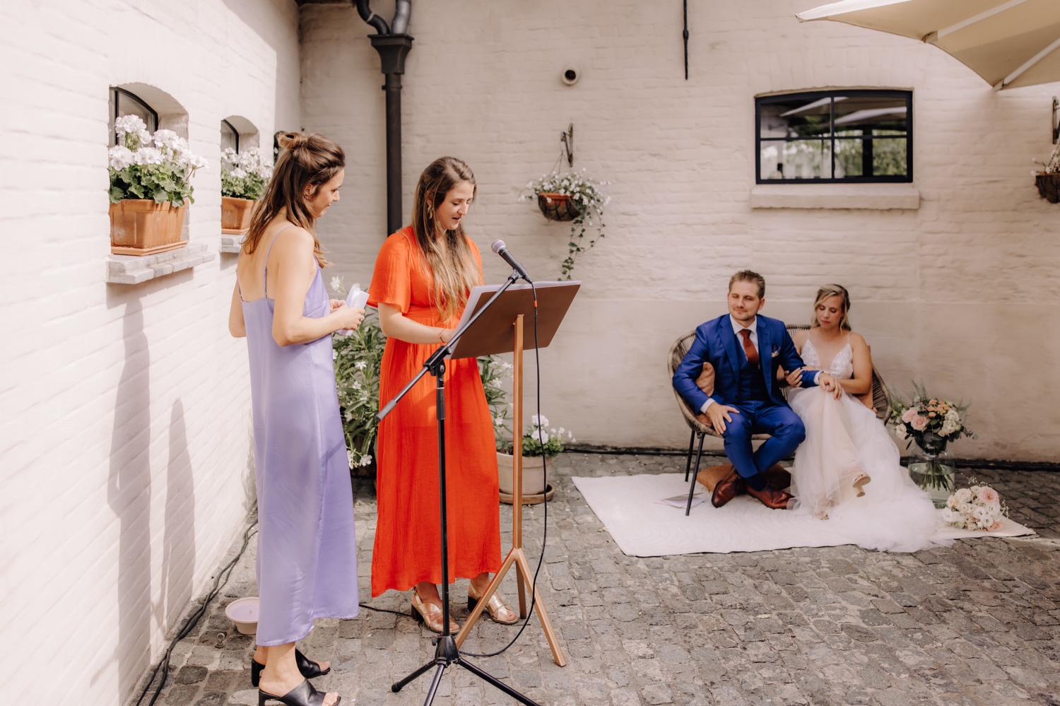 Zomers huwelijk op unieke landelijke locatie in Horebeke - vriendinnen van de bruid geven speech tijdens ceremonie