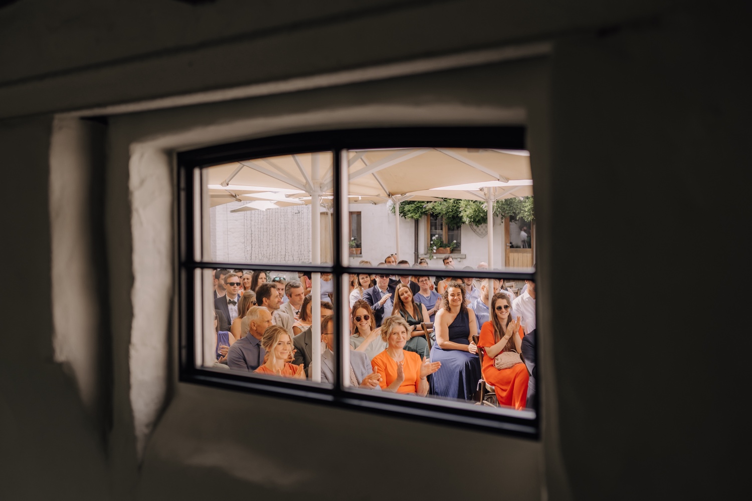 Zomers huwelijk op unieke landelijke locatie in Horebeke - gasten klappen in hun handen na speech