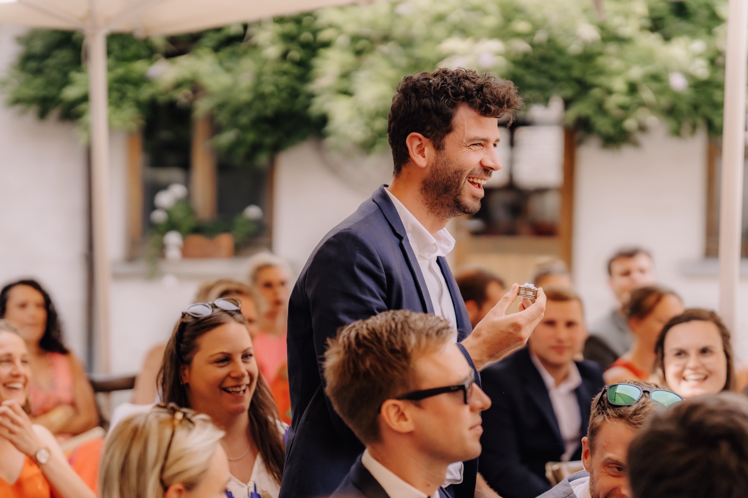 Zomers huwelijk op unieke landelijke locatie in Horebeke - ringen werden gevonden door een gast in het publiek