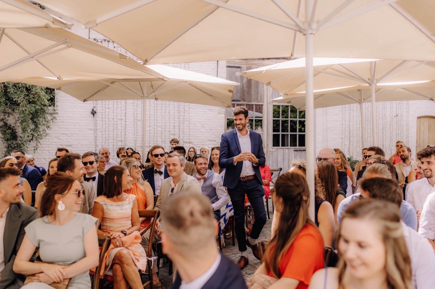 Zomers huwelijk op unieke landelijke locatie in Horebeke - degene die de ringen heeft gevonden mag ze naar voor brengen tijdens ceremonie