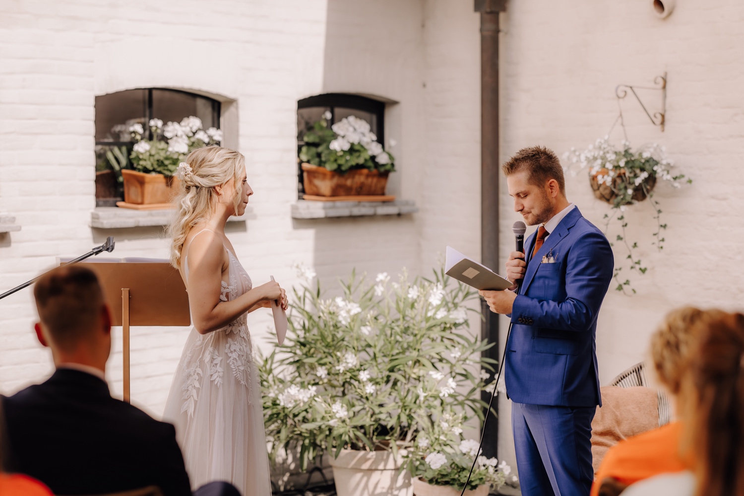 Zomers huwelijk op unieke landelijke locatie in Horebeke - bruidegom leest zijn geloften voor tijdens ceremonie