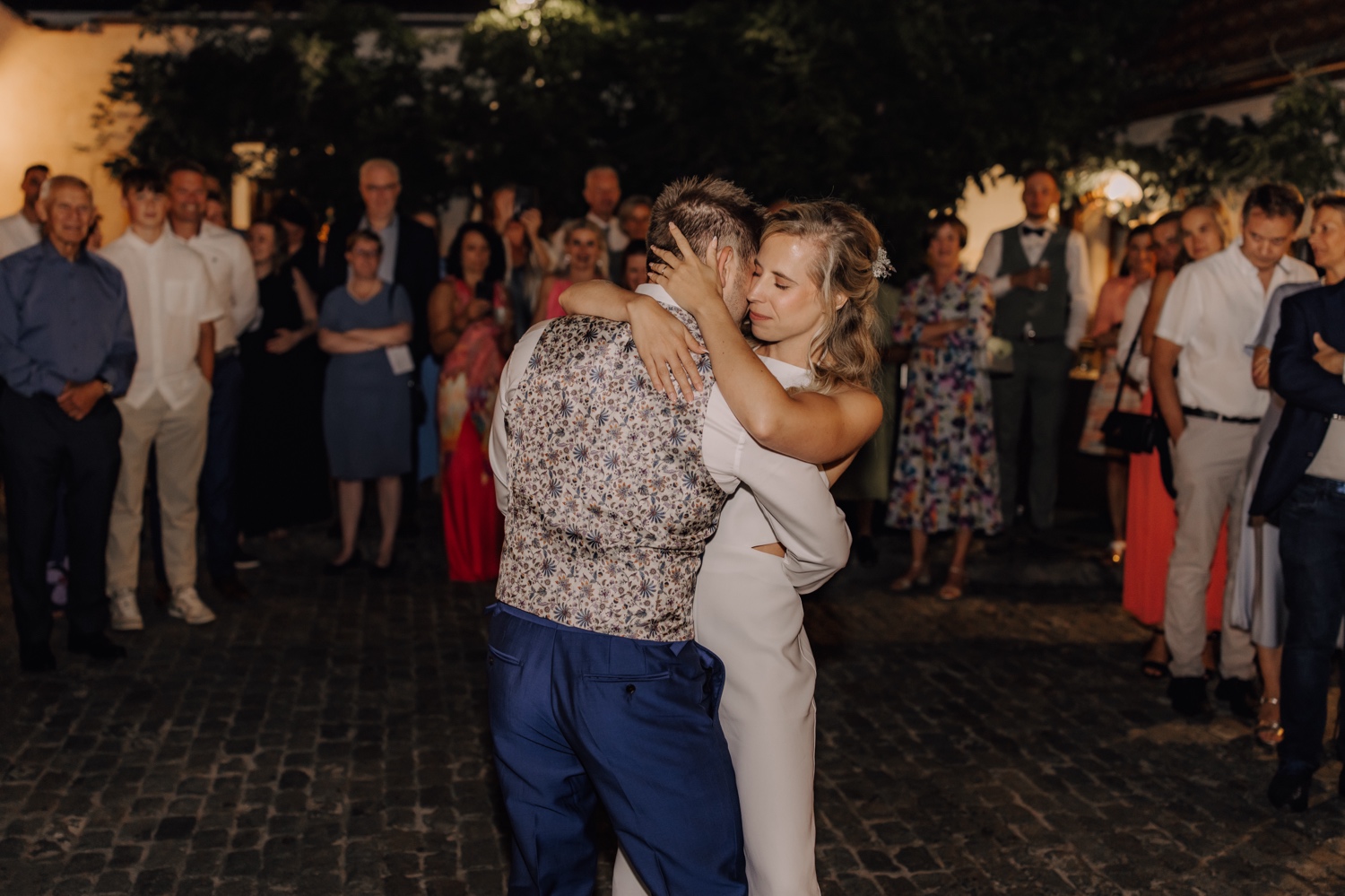 Zomers huwelijk op unieke landelijke locatie in Horebeke - bruidspaar opent de openingsdans