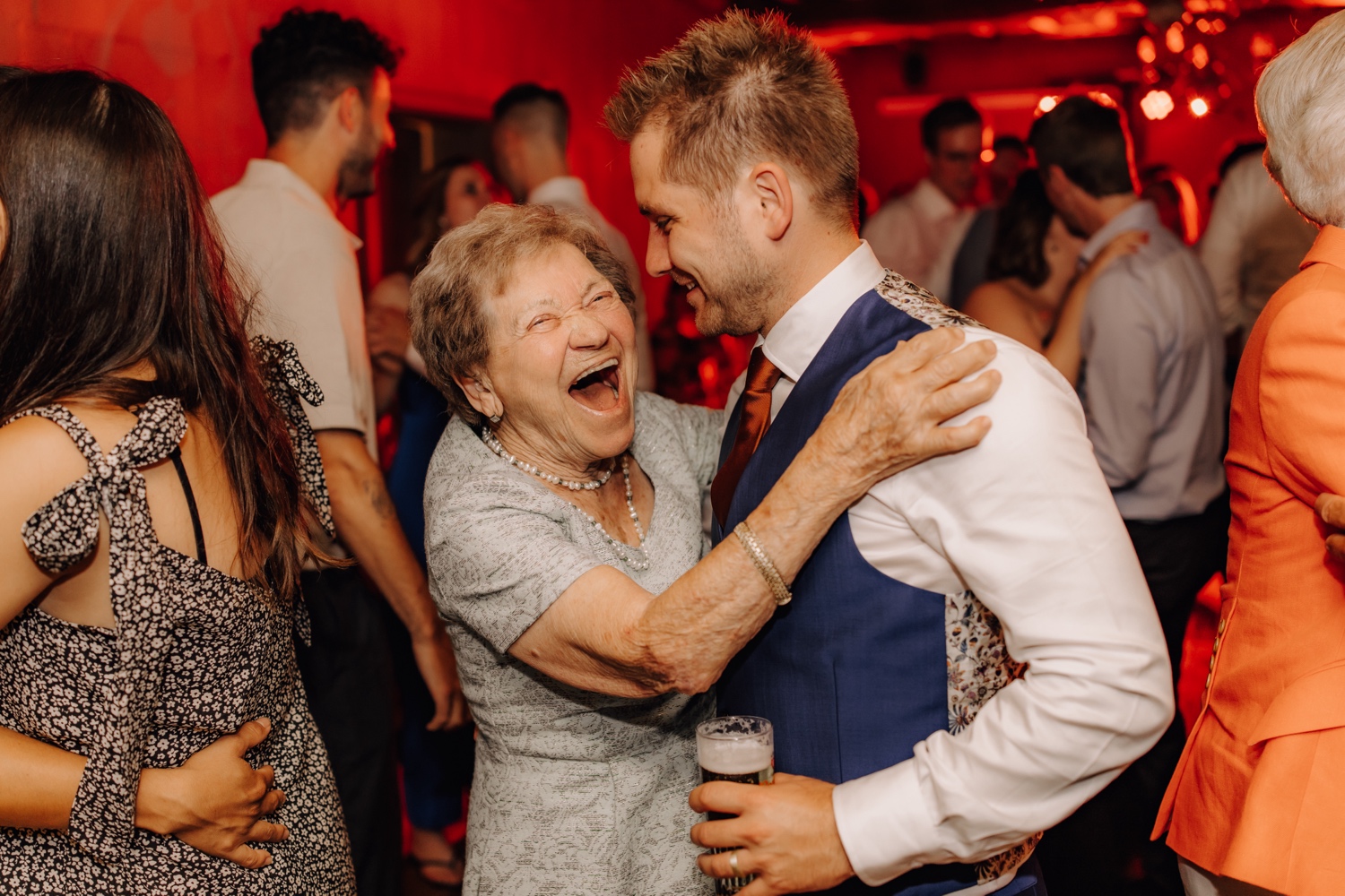 Zomers huwelijk op unieke landelijke locatie in Horebeke - oma en bruidegom dansen tijdens dansfeest